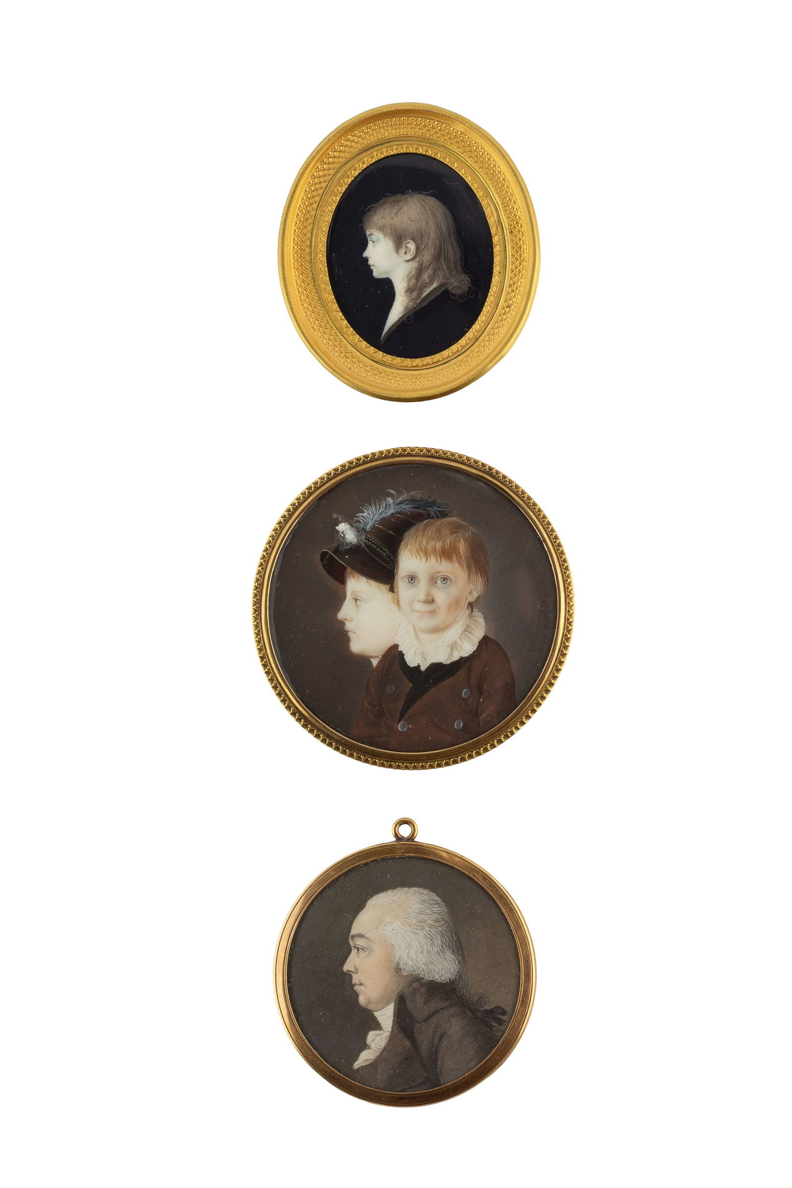 3 miniatures de profil: fille, gentilhomme et frère devant sa sœur, début XIXe s., aq: 3 miniatures de profil: fille, gentilhomme et frère devant sa sœur, début XIXe s., aquarelle et gouache sur ivoire, le portrait d'un gentilhomme dans un cadre en or, le portrait des