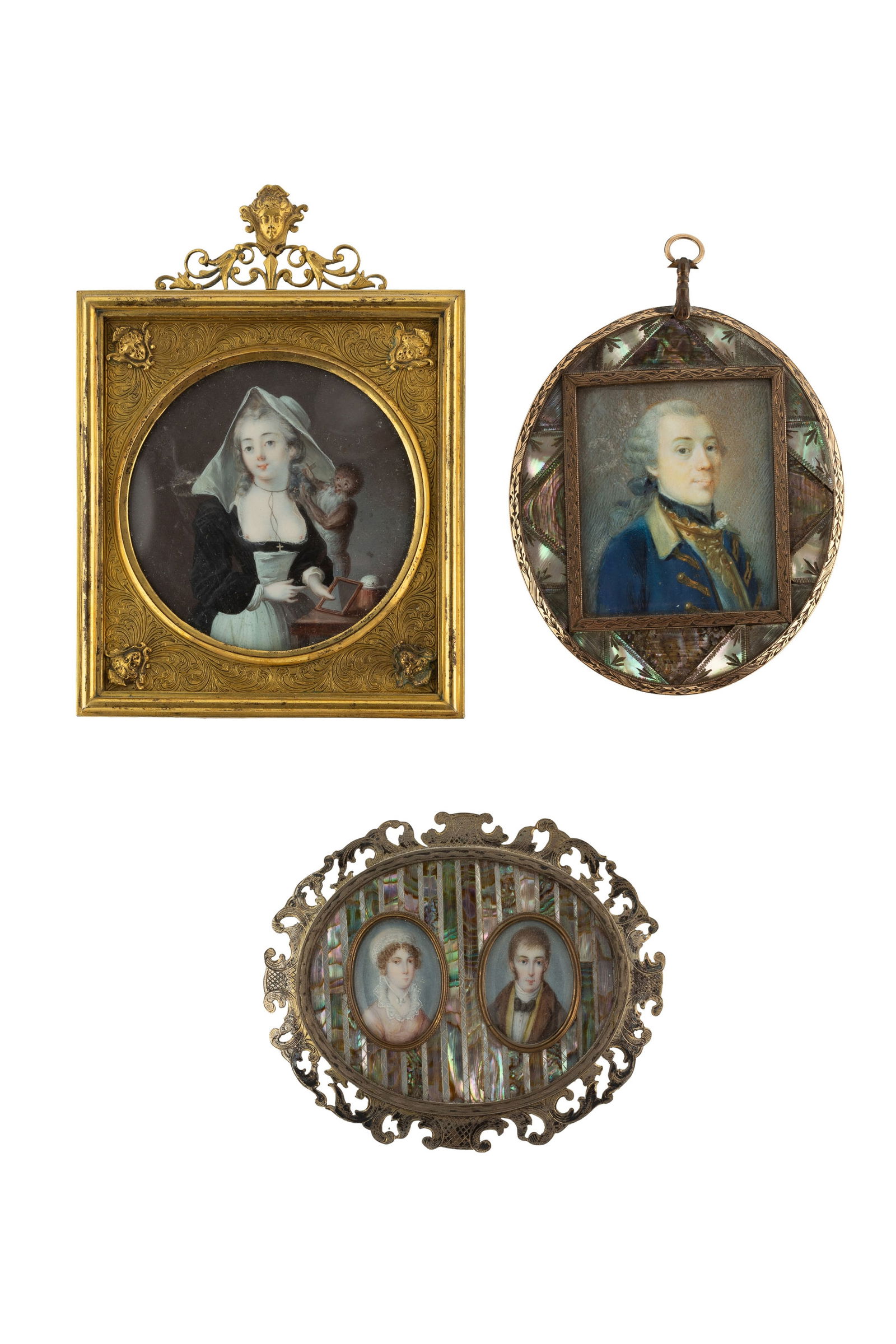 3 portraits en miniature, XIXe s., un officier suédois dans un cadre au décor de nacre ave: 3 portraits en miniature, XIXe s., un officier suédois dans un cadre au décor de nacre avec dois en ivoire, un couple dans un cadre oval au décor de bandes de nacre, une femme