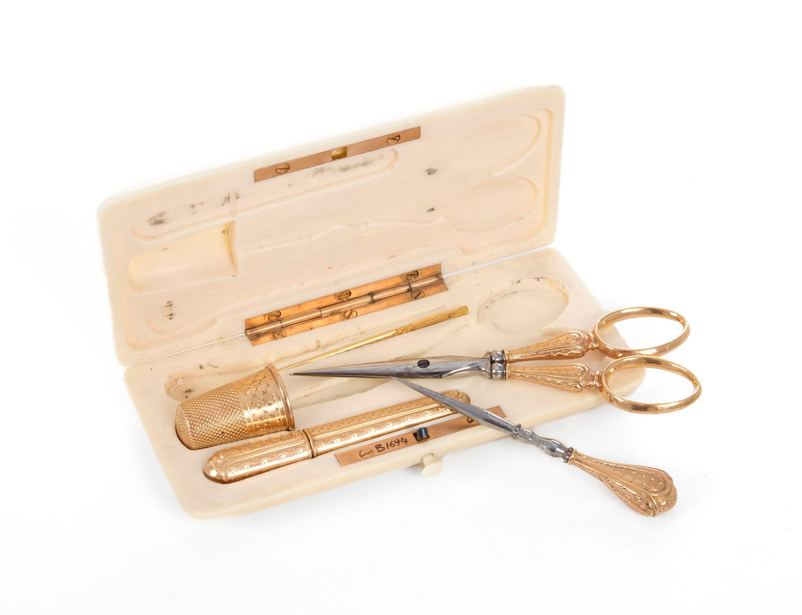 Nécessaire à coudre en or rose 750, France XIXe s., comprenant un dé à coudre, u - 3