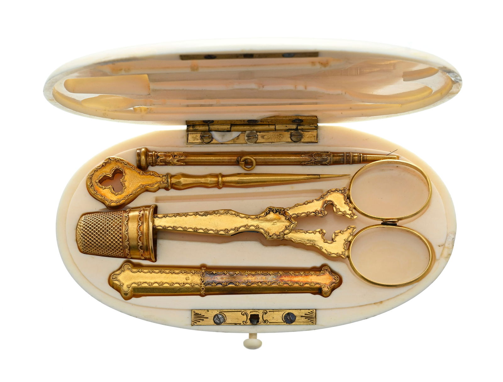 Nécessaire à coudre, France XIXe s., comprenant un dé à coudre, un étui  - 2