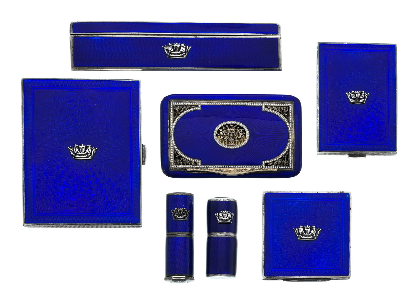Ensemble d’accessoires pour Gieves Ltd, Londres, en argent guilloché et émail bleu r: Ensemble d’accessoires pour Gieves Ltd, Londres, en argent guilloché et émail bleu roi translucide, chaque pièce ornée de la couronne navale royale, comprenant : un