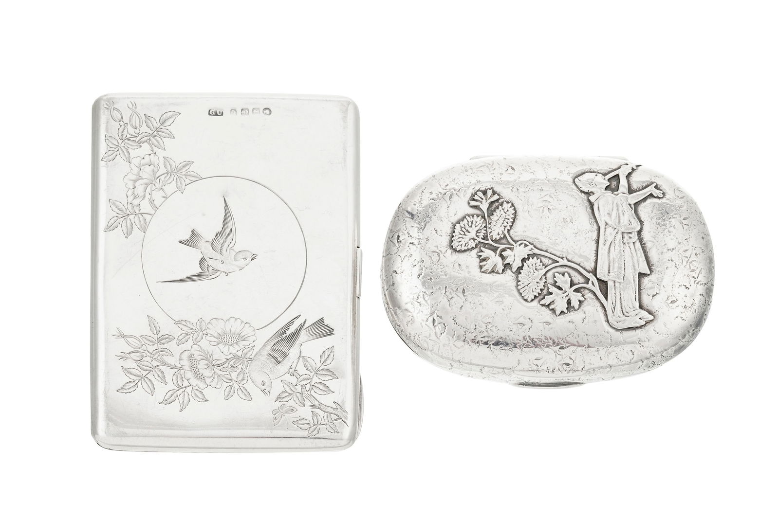 Tabatière et porte-monnaie en argent, l'une de forme ovale au décor en relief d'un avaleur: Tabatière et porte-monnaie en argent, l'une de forme ovale au décor en relief d'un avaleur de sabres et scène de chasse et l'autre ciselé d'hirondelles et de feuillage, 9x6 et