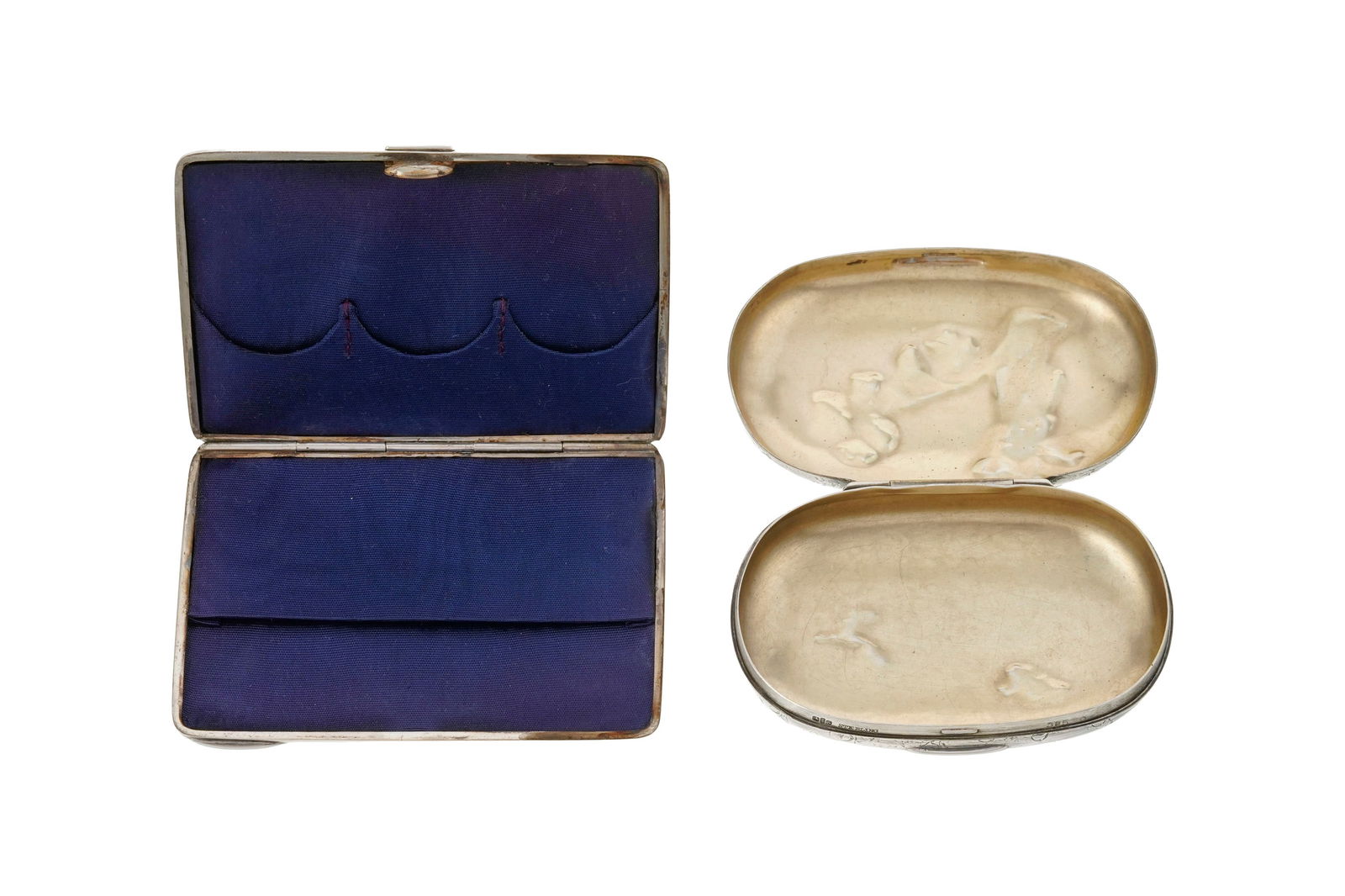 Tabatière et porte-monnaie en argent, l'une de forme ovale au décor en relief d'un avaleur - 3