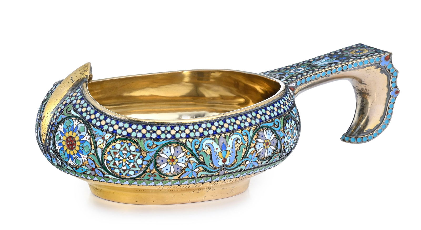 Kovsh de présentation en vermeil et émail cloisonné, poinçon de Pavel Ovchinniko: Kovsh de présentation en vermeil et émail cloisonné, poinçon de Pavel Ovchinnikov, kokoshnik 84, Moscou 1908-1917, Le frise au décor de baies, le corps et l'anse avec des