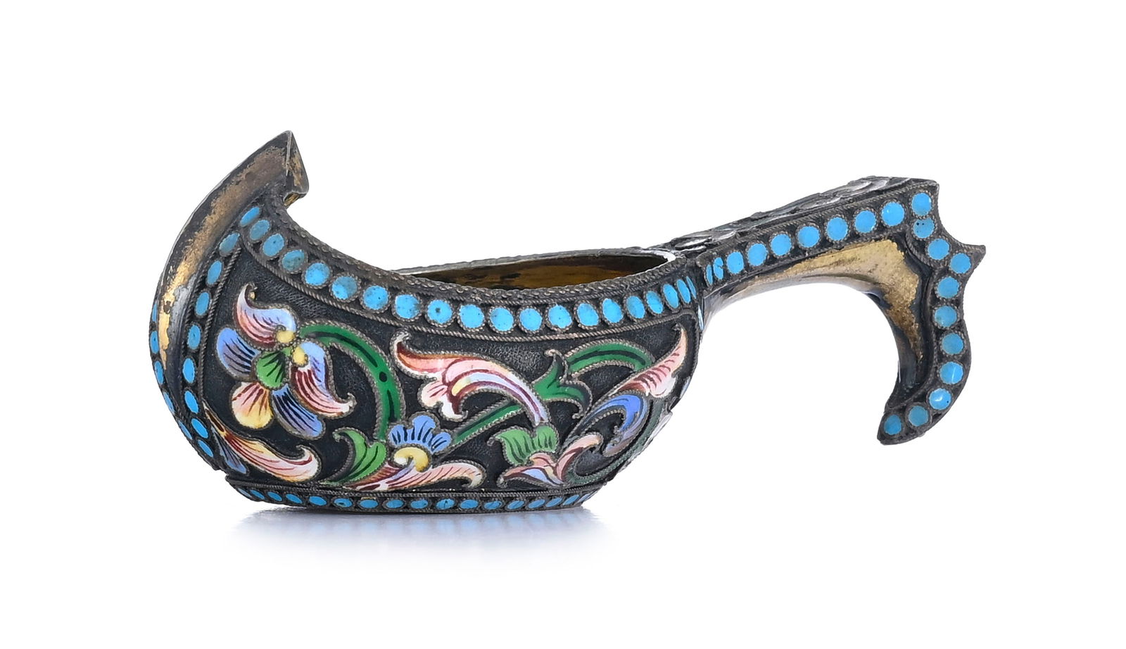 Petit kovsh en vermeil et émail cloisonné, Ivan Saltykov, Moscou 1899-1908, au décor : Petit kovsh en vermeil et émail cloisonné, Ivan Saltykov, Moscou 1899-1908, au décor de frises perlés turquoises, de fleurs et de feuillages stylisés, long. 7,5 cm, brut 44g 