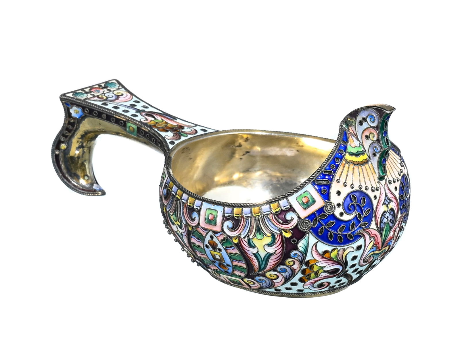 Petit kovsh en argent et émail cloisonné, Russie début XXe s., à décor dans: Petit kovsh en argent et émail cloisonné, Russie début XXe s., à décor dans le style art nouveau avec fleurs, baies et frises, couleurs pastelles avec un bleu roi et