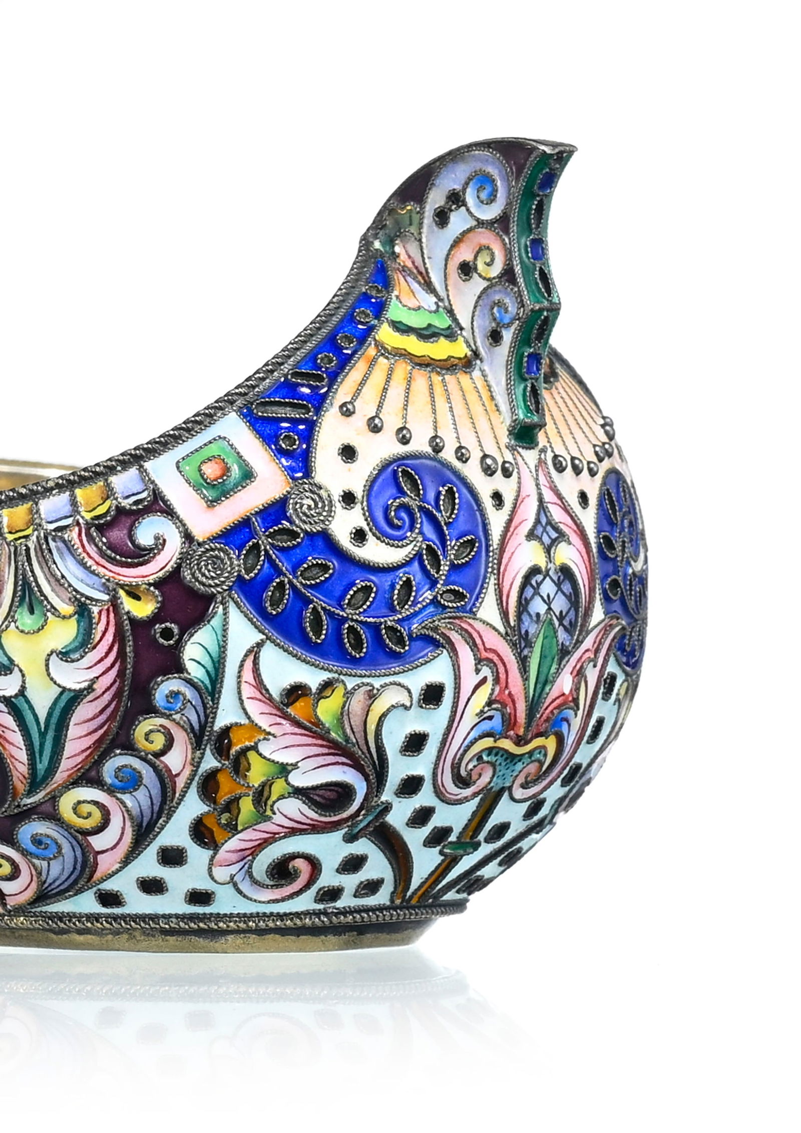 Petit kovsh en argent et émail cloisonné, Russie début XXe s., à décor dans - 4
