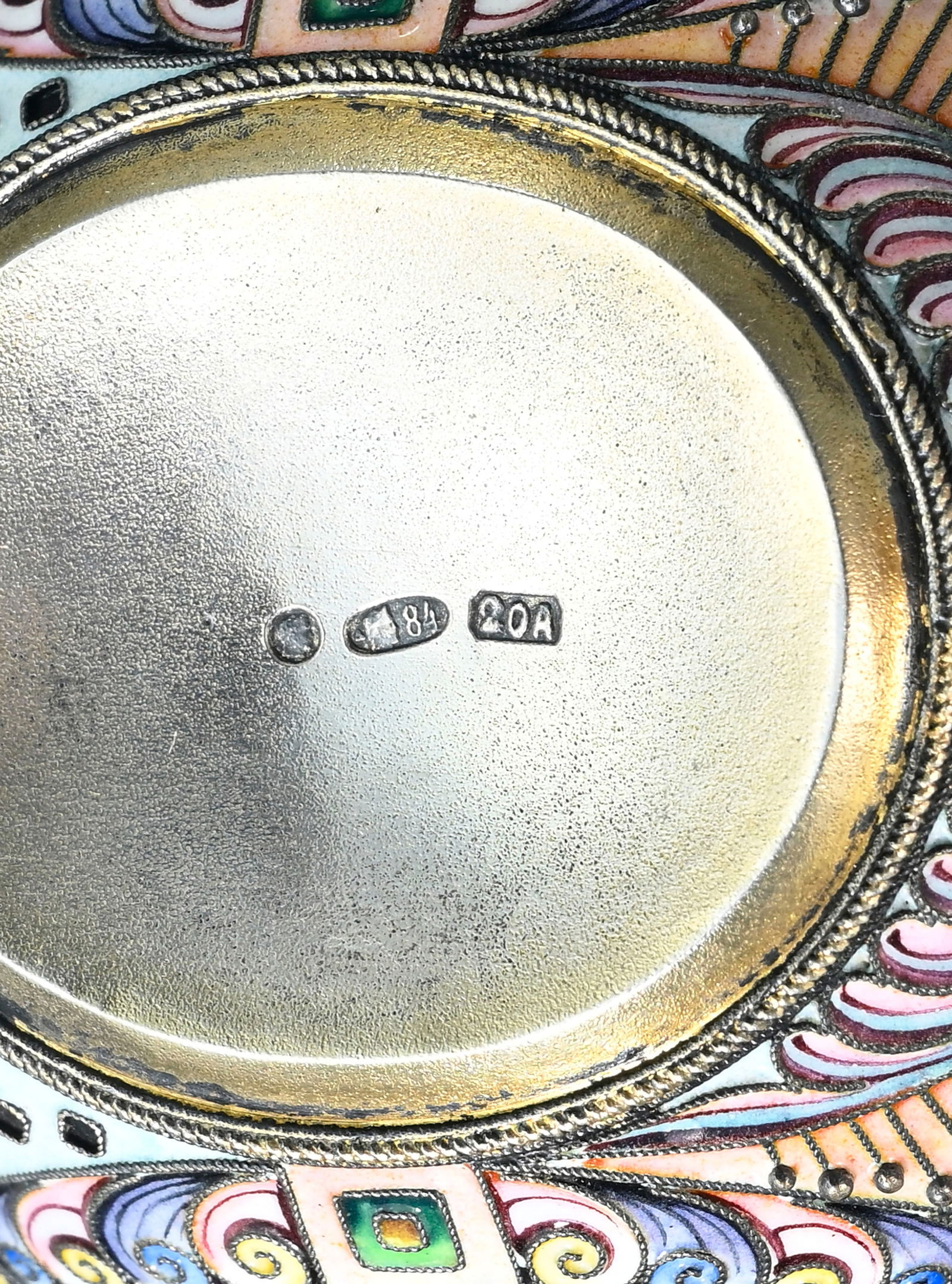 Petit kovsh en argent et émail cloisonné, Russie début XXe s., à décor dans - 5