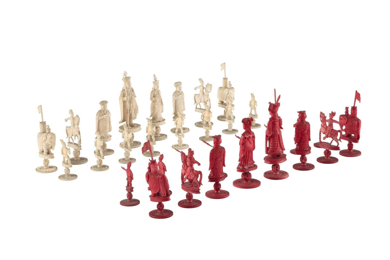 Jeu d'échec avec figures en ivoire, Chine, première moitié du XXe s., 31 figurines, d: Jeu d'échec avec figures en ivoire, Chine, première moitié du XXe s., 31 figurines, dont 15 rouges et 16 blanches, toutes sur socle en forme de disque décoré en relief d'une