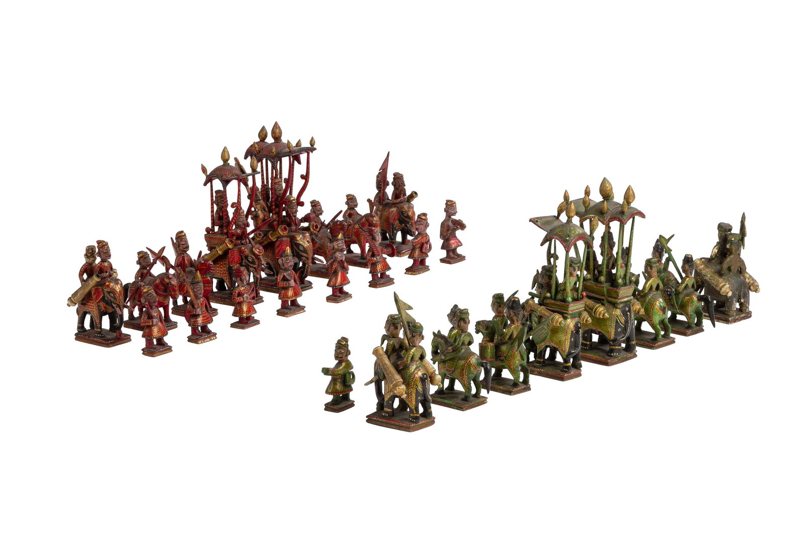 Jeu d'échec en ivoire laqué avec rehauts de dorure, complet, Inde, probablement XIXe s., 1: Jeu d'échec en ivoire laqué avec rehauts de dorure, complet, Inde, probablement XIXe s., 16 de couleur verte et 16 de couleur rouge, h. 14,5 cm max. (manques, dégâts et
