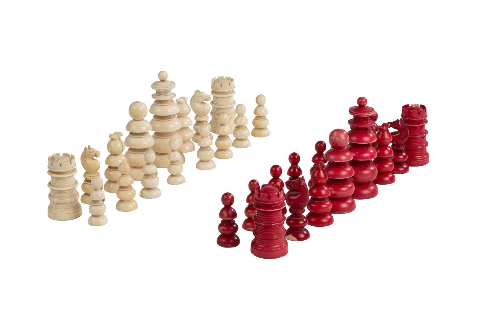 Jeu d'échecs anglo-indien en ivoire, complet, Inde, c. 1850, comprenant: 16 pièces teint&#: Jeu d'échecs anglo-indien en ivoire, complet, Inde, c. 1850, comprenant: 16 pièces teintées en rouge, 16 pièces blanches, h. 9,5 cm max. (restaurations) Veuillez noter que pour