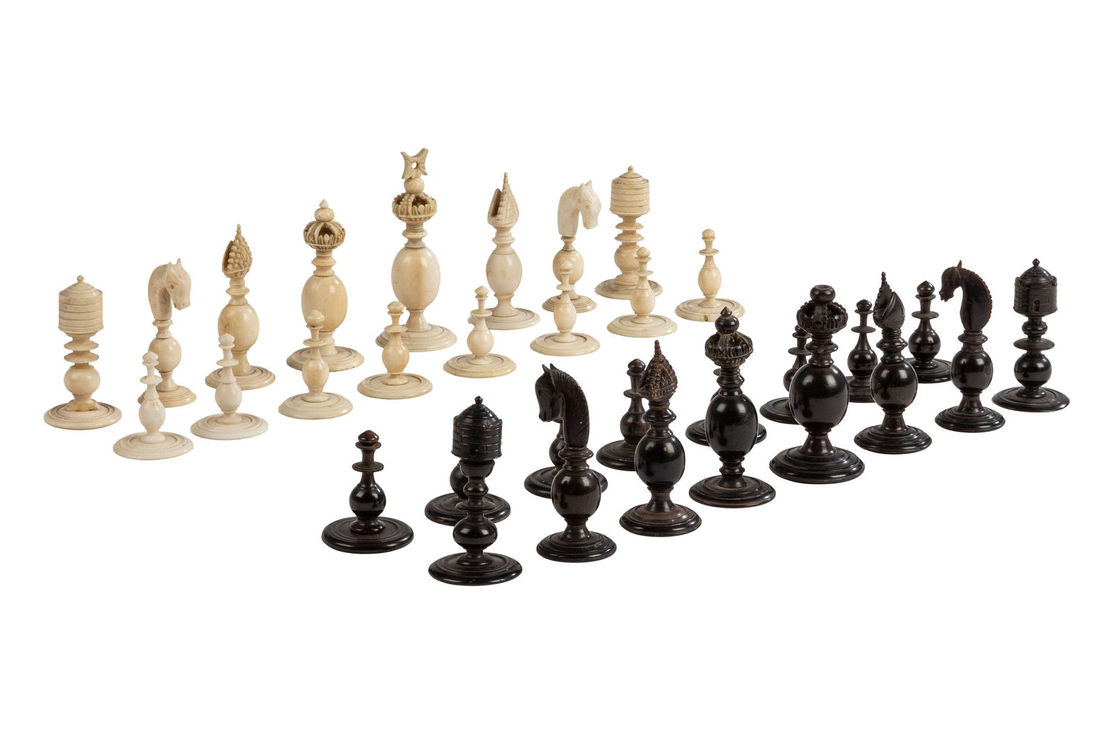 Jeu d'échecs anglo-indien en ivoire et corne, complet, Inde, Vizagapatam, XIXe s., pièces : Jeu d'échecs anglo-indien en ivoire et corne, complet, Inde, Vizagapatam, XIXe s., pièces à corps partiellement ovoïdes, ornés de cerclages, h. 8 cm max. Veuillez noter