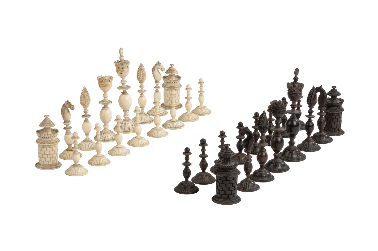 Jeu d'échecs anglo-indien en ivoire et corne, complet, Inde, Vizagapatam, XIXe s., chaque pi: Jeu d'échecs anglo-indien en ivoire et corne, complet, Inde, Vizagapatam, XIXe s., chaque pièce avec base circulaire ornée de pétales, h. 10,5 cm max. Veuillez noter que pour