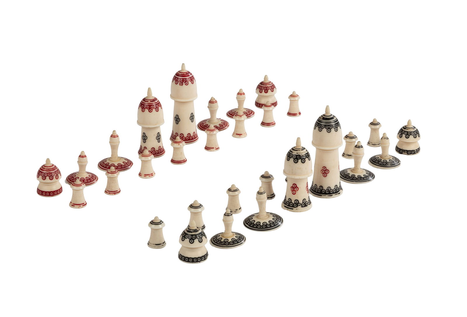 Jeu d'échec en ivoire avec rehauts de polychromie, complet, Nord de l'Inde, XIXe s., décor: Jeu d'échec en ivoire avec rehauts de polychromie, complet, Nord de l'Inde, XIXe s., décor de motifs géométriques de style musulman, h. 6 cm max. Veuillez noter que pour le transpo