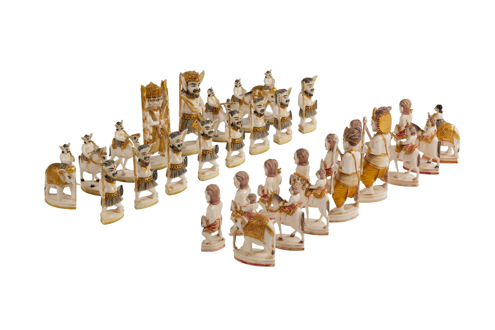 Jeu d'échec en ivoire avec rehauts de dorure et polychromie, complet, Inde, XXe s., chaque pi&#: Jeu d'échec en ivoire avec rehauts de dorure et polychromie, complet, Inde, XXe s., chaque pièce représentant un personnage de l'épopée du Ramayana, h. 8 cm max. Veuillez note