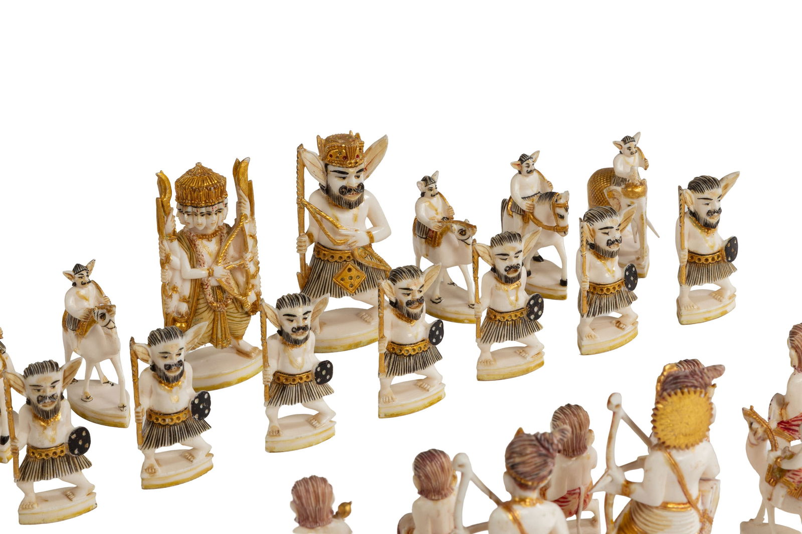 Jeu d'échec en ivoire avec rehauts de dorure et polychromie, complet, Inde, XXe s., chaque pi&# - 2