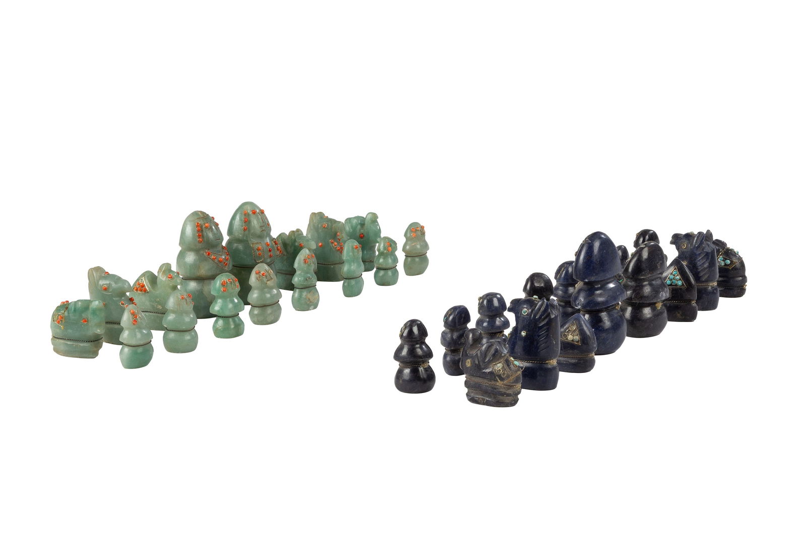 Jeu d'échecs avec pions en pierre dure, complet, dans coffret en bois, métal et émaux: Jeu d'échecs avec pions en pierre dure, complet, dans coffret en bois, métal et émaux champlevés, possiblement Inde ou Himalaya, les pions en sodalite ou en jade, avec incrustation