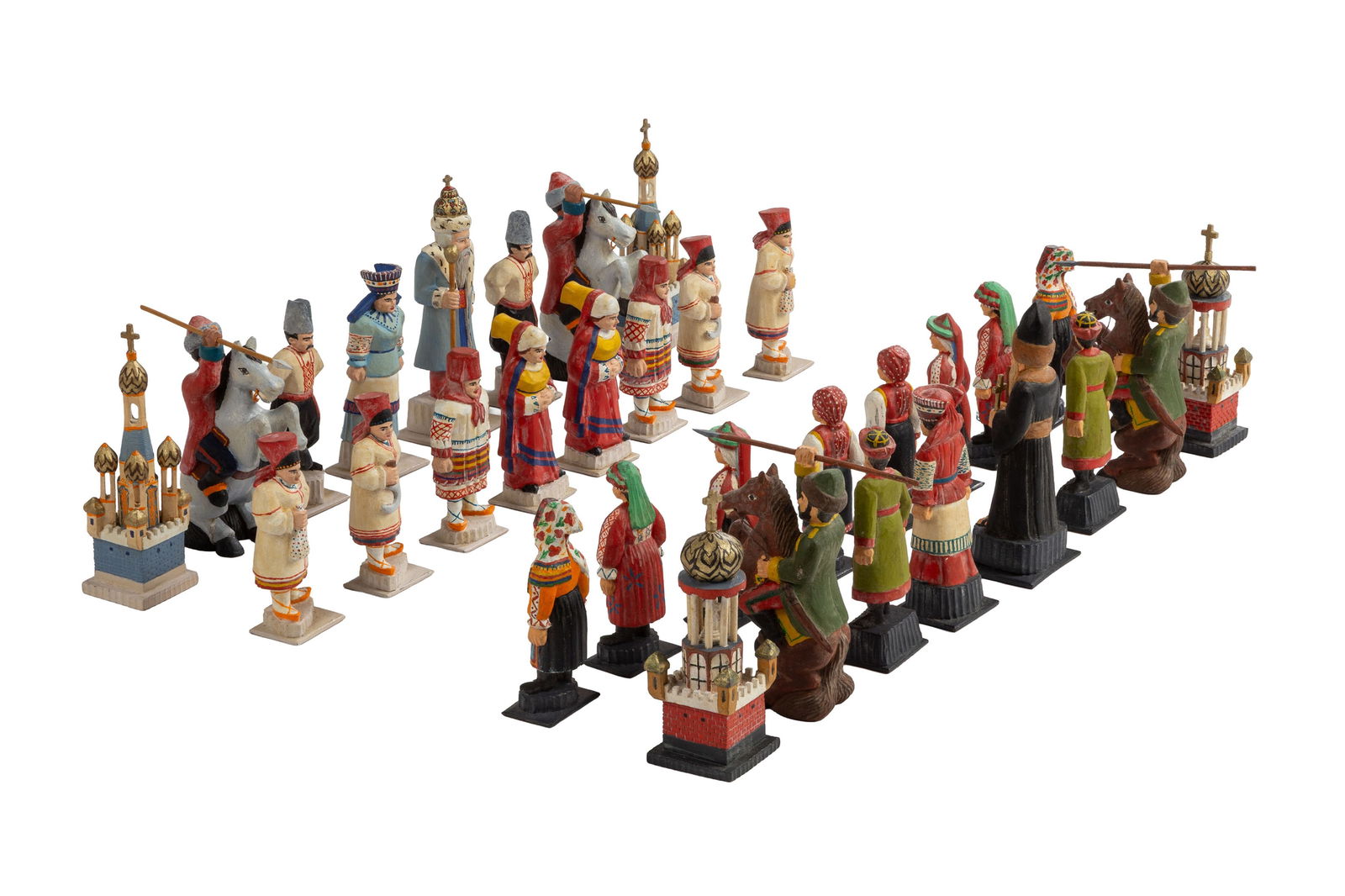 Jeu d'échec en bois sculpté et peint, de style "Russie traditionnelle", 2ème 1/2 XXe : Jeu d'échec en bois sculpté et peint, de style "Russie traditionnelle", 2ème 1/2 XXe s., h. rois : 10 et 10,7 cm ConditionLa partie arrière d'une des lances des cavaliers blancs