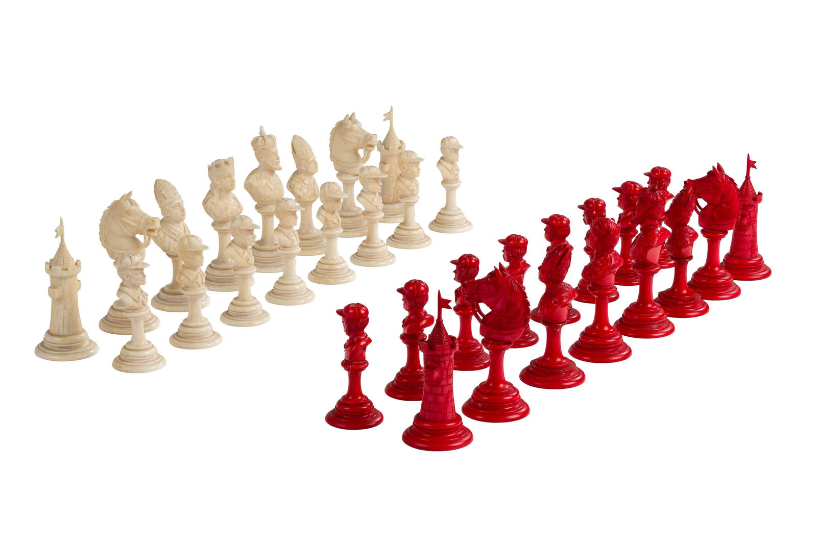 Jeu d'échec en ivoire tourné et sculpté de style "Edouard VII", début XXe s., le: Jeu d'échec en ivoire tourné et sculpté de style "Edouard VII", début XXe s., les noirs teinté en rouge, h. roi : 8,9 cm Veuillez noter que pour le transport hors de Suisse de