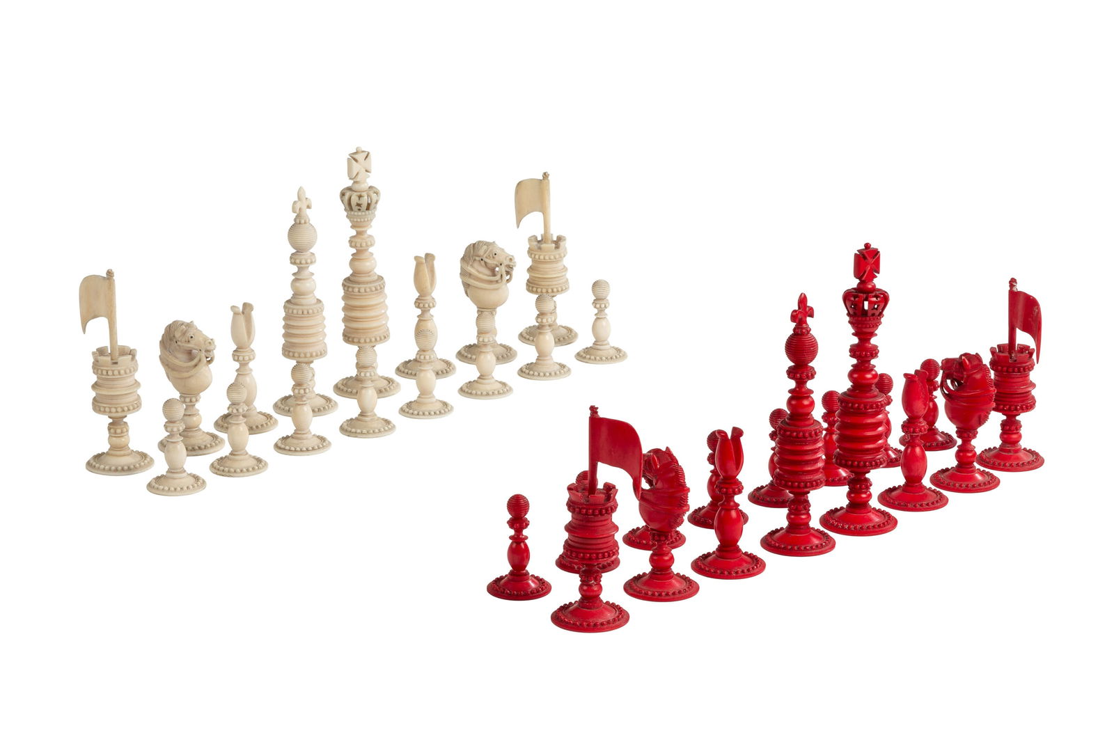 Jeu d'échec en ivoire tourné et sculpté de style "Charles Hastilow", milieu XIXe s., : Jeu d'échec en ivoire tourné et sculpté de style "Charles Hastilow", milieu XIXe s., les noirs teinté en rouge, h. roi : 12,5 cm Veuillez noter que pour le transport hors de Suisse