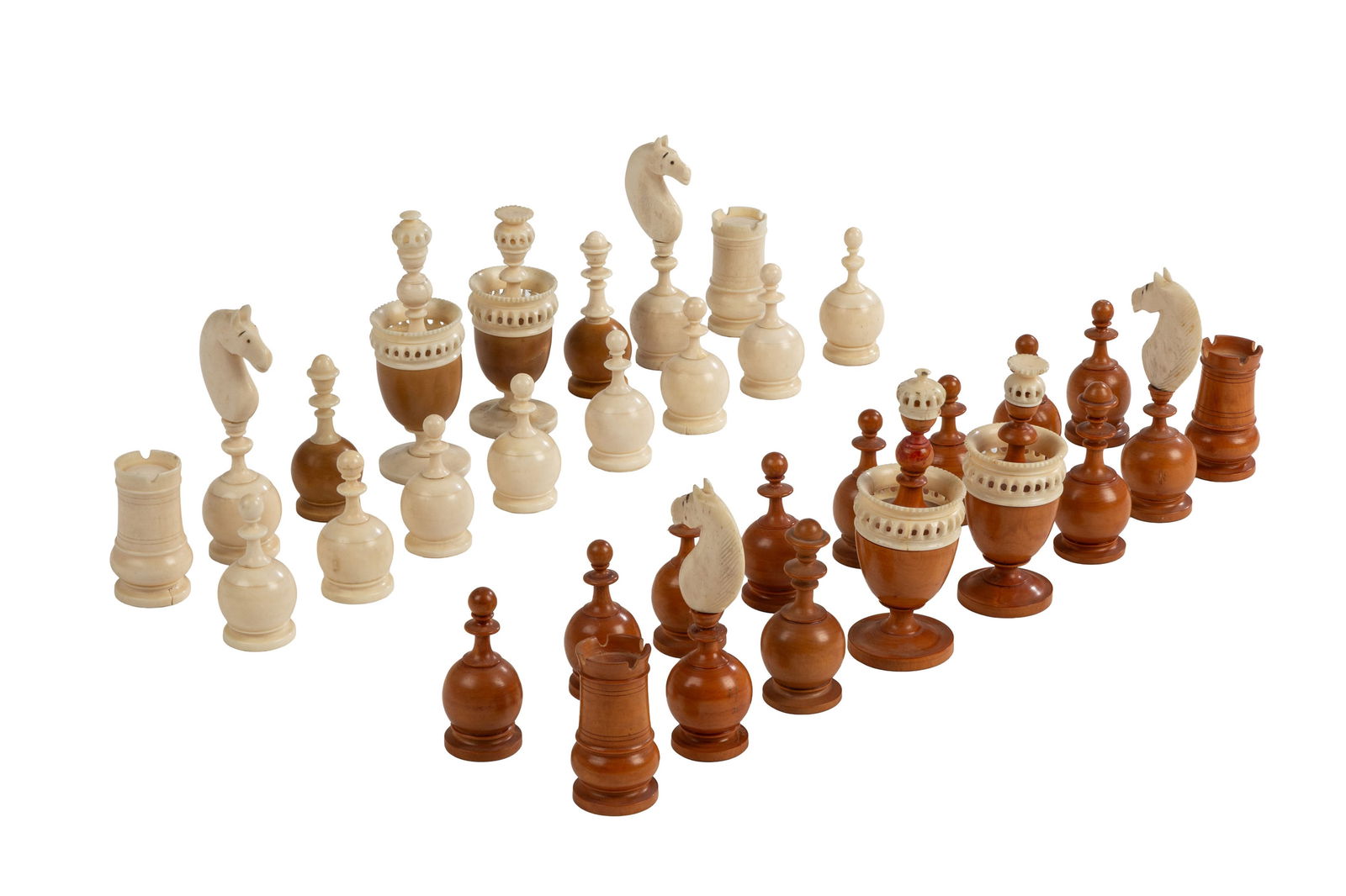 Jeu d'échec en ivoire, ivoire marin, et bois, tourné et sculpté, de style "Lyon", Fra: Jeu d'échec en ivoire, ivoire marin, et bois, tourné et sculpté, de style "Lyon", France, 1ère 1/2 XIXe s., h. roi : 8 cm Veuillez noter que pour le transport hors de Suisse de lot