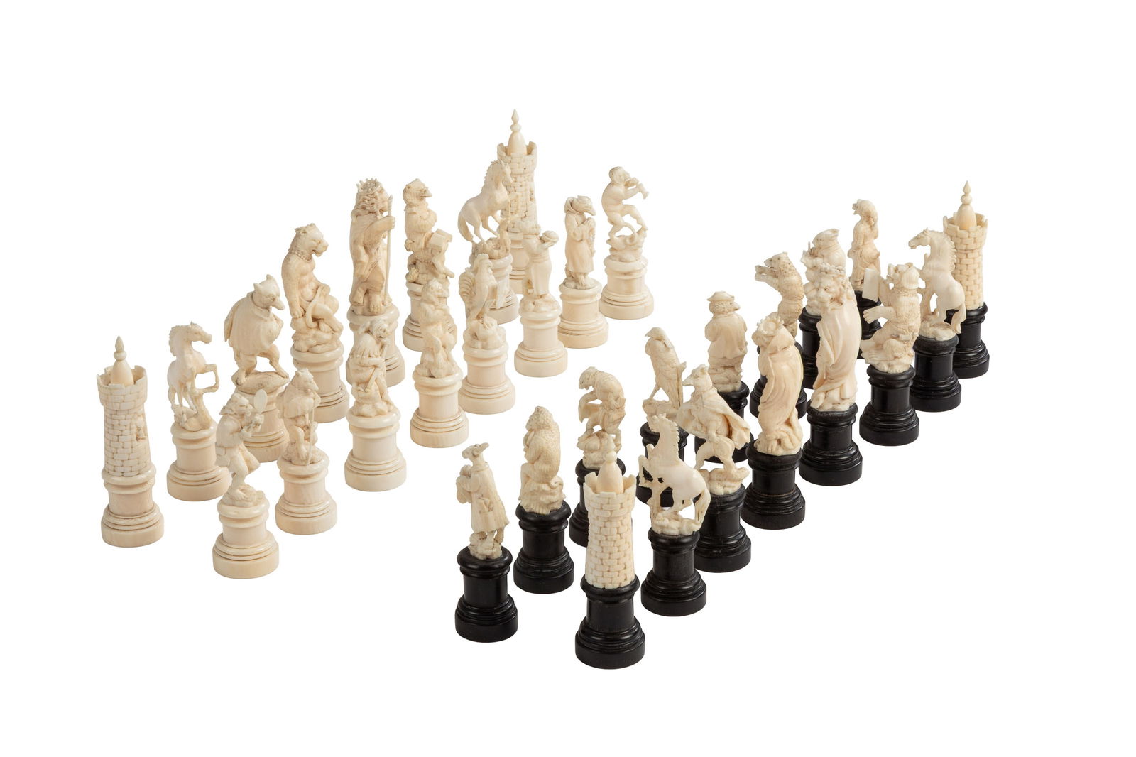 Jeu d'échec en ivoire, tourné et sculpté, de style "Fables", circa 1900, les socles d: Jeu d'échec en ivoire, tourné et sculpté, de style "Fables", circa 1900, les socles des noirs sont en corne teintée. Hormis les tours et les cavaliers, toutes les pièces sont