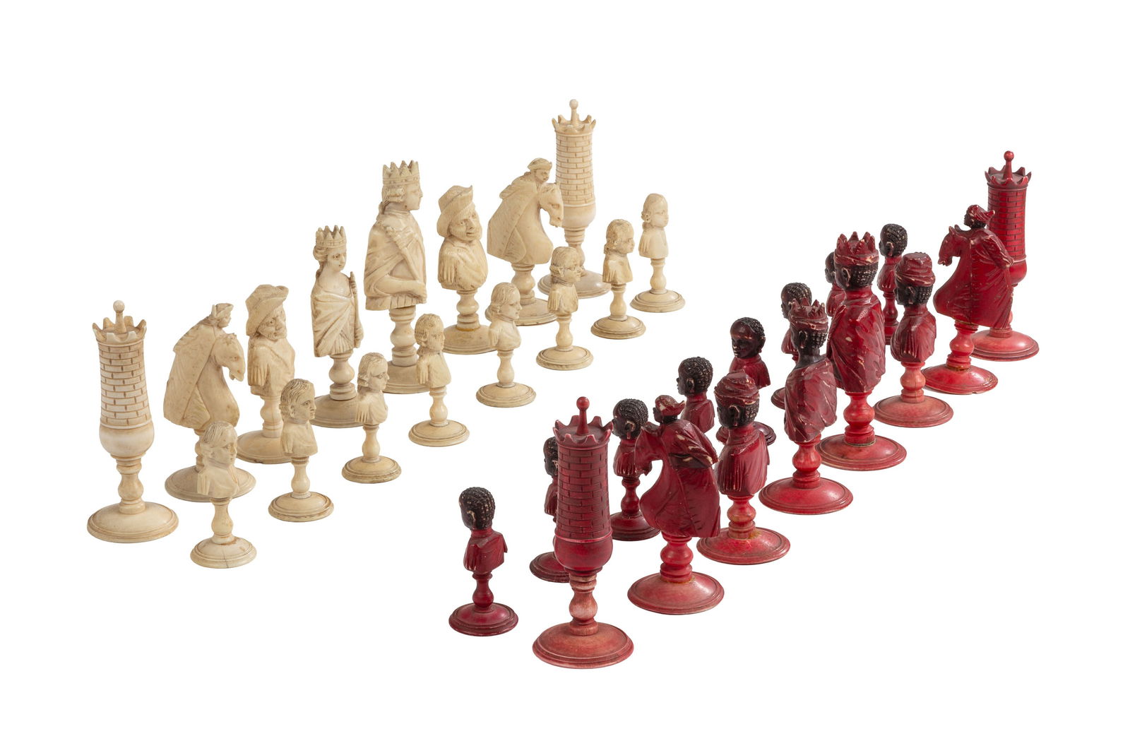 Jeu d'échec en ivoire sculpté et tourné, de style "Dieppe", circa 1800, les noirs tei: Jeu d'échec en ivoire sculpté et tourné, de style "Dieppe", circa 1800, les noirs teintés en rouge, h. rois : 9,5 et 10 cm Veuillez noter que pour le transport hors de Suisse de lo