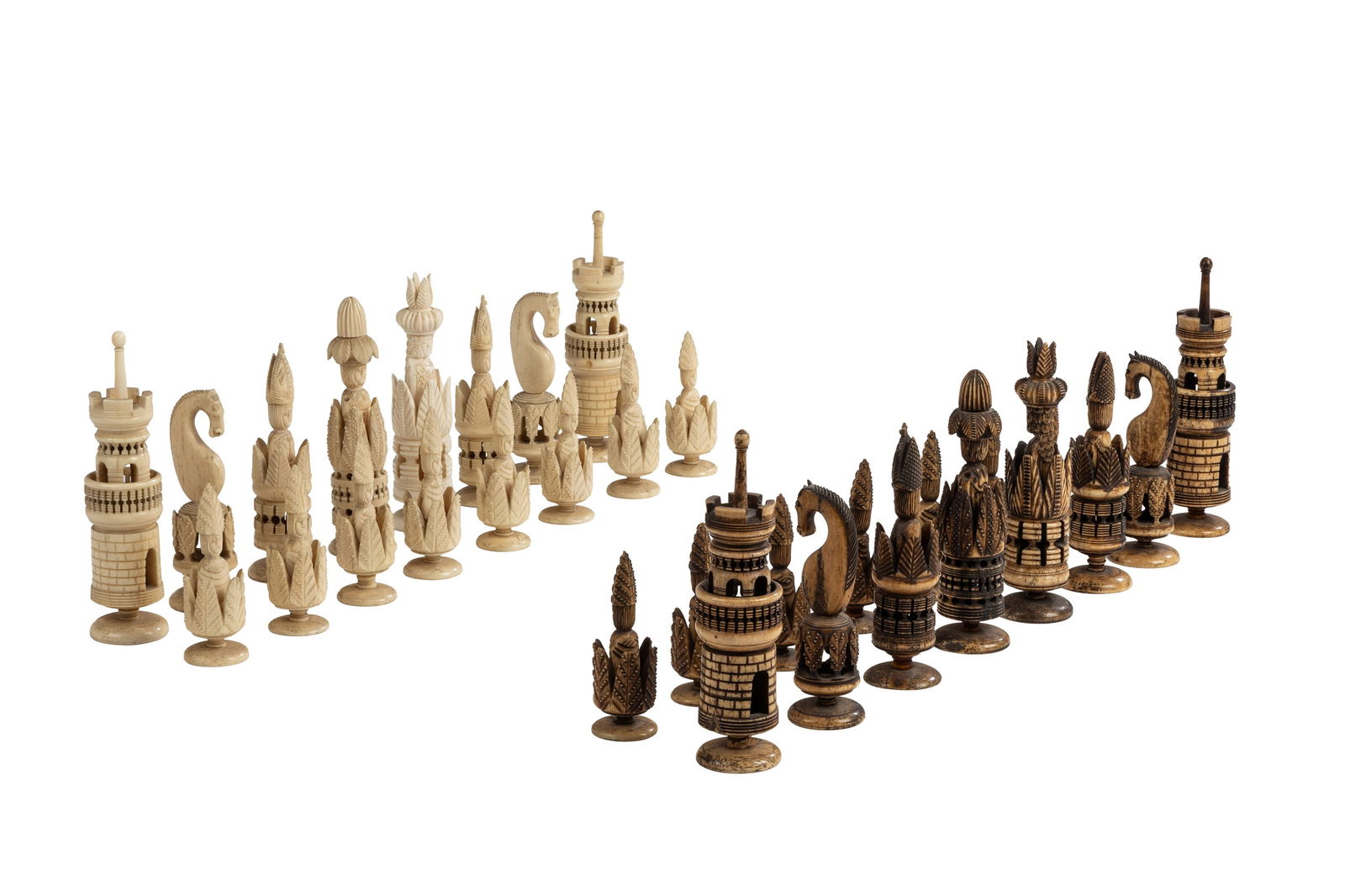 Jeu d'échec en os sculpté et tourné, de style "chaire espagnole", Angleterre, XIXe s.: Jeu d'échec en os sculpté et tourné, de style "chaire espagnole", Angleterre, XIXe s., les noirs teintés de lavis, la reine blanche est postérieure et en ivoire, h. roi : 13 c