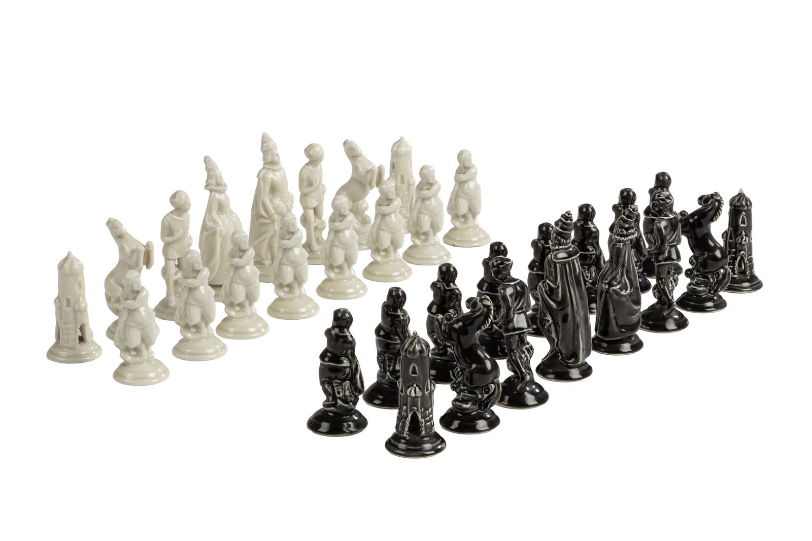 Jeu d'échec en porcelaine de Vienne dans le style "Renaissance germanique", 2ème 1/2 XXe s: Jeu d'échec en porcelaine de Vienne dans le style "Renaissance germanique", 2ème 1/2 XXe s., h. roi : 8,3 cm 