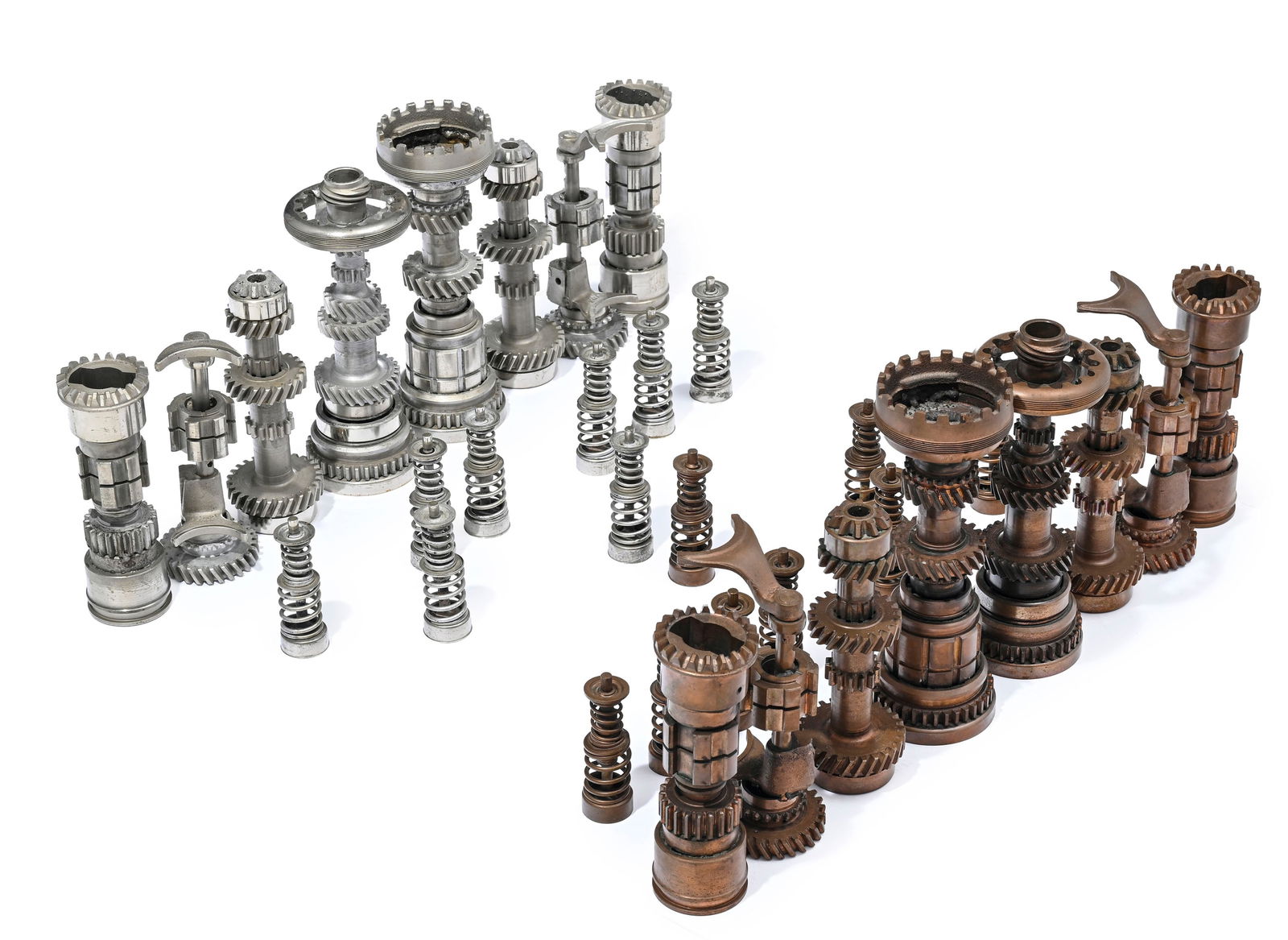 MECA-CHESS, jeu d'échec artisanal réalisé à partir de pièces de boites de v: MECA-CHESS, jeu d'échec artisanal réalisé à partir de pièces de boites de vitesse et moteurs, h. roi : 27,7 cm Condition Manque un circlips sur un des pions blancs