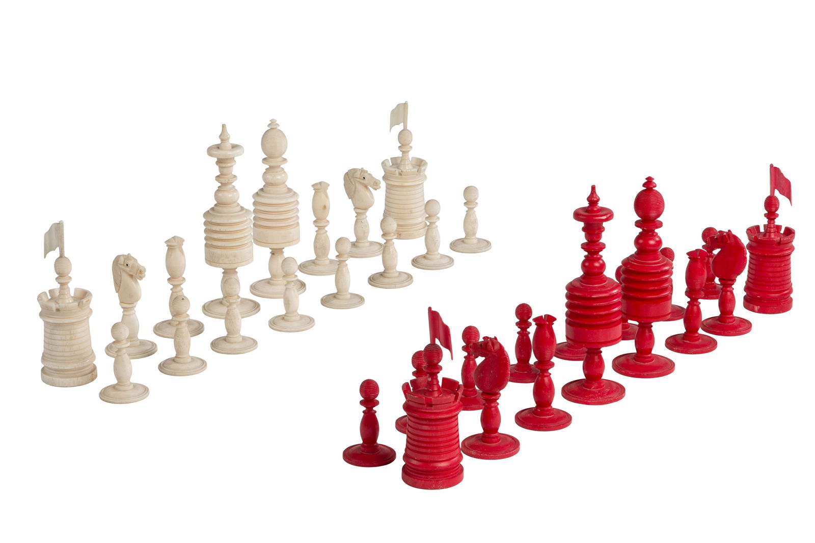 Jeu d'échec en os sculpté et tourné, de style "anglais", XIXe s., les noirs teint: Jeu d'échec en os sculpté et tourné, de style "anglais", XIXe s., les noirs teintés en rouge, h. roi : 12,5 cm Condition Fissures et fentes de vieillissement