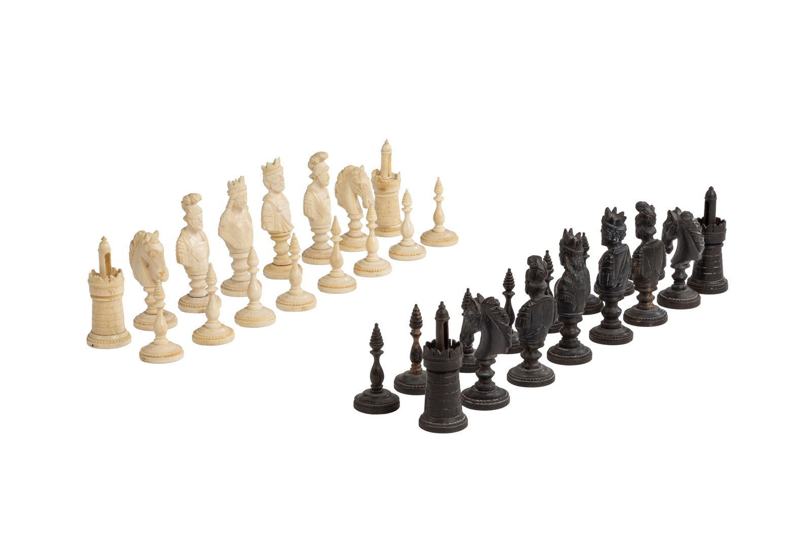 Jeu d'échec en ivoire, os, et bois sculpté et tourné, à la manière du style: Jeu d'échec en ivoire, os, et bois sculpté et tourné, à la manière du style de "Dieppe", XIXe s., les noirs exclusivement en bois, h. roi : 7,3 cm Veuillez noter que pour le t