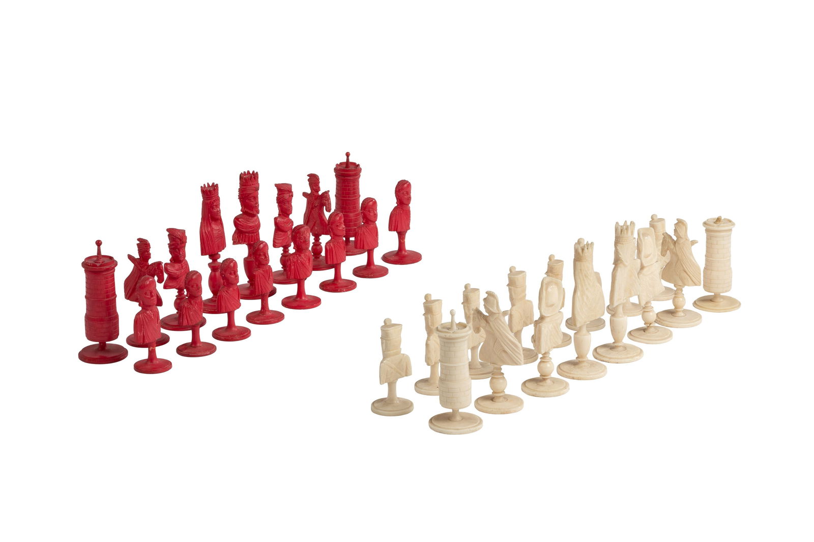 Jeu d'échec en os sculpté et tourné, style de "Dieppe", XIXe s., les noirs teinté: Jeu d'échec en os sculpté et tourné, style de "Dieppe", XIXe s., les noirs teintés en rouge, h. roi : 8,8 cm Condition Fissures de vieillissement Manque un élément