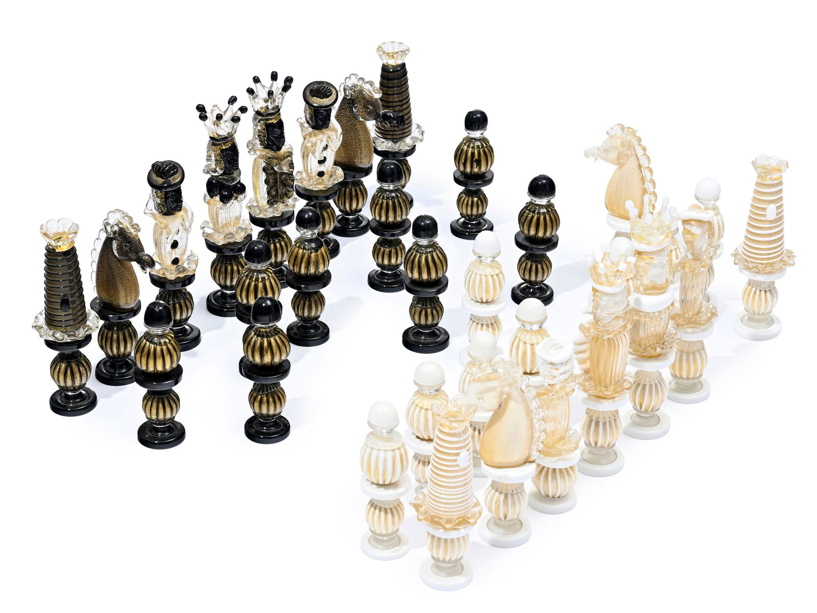 Jeu d'échec en verre blanc et noir de Murano, XXe s., modèle "florentin", inclusion paillo: Jeu d'échec en verre blanc et noir de Murano, XXe s., modèle "florentin", inclusion paillons or. On joint: 1 jeu incomplet en verre de Murano, comprenant 24 pièces, signé Cenedese