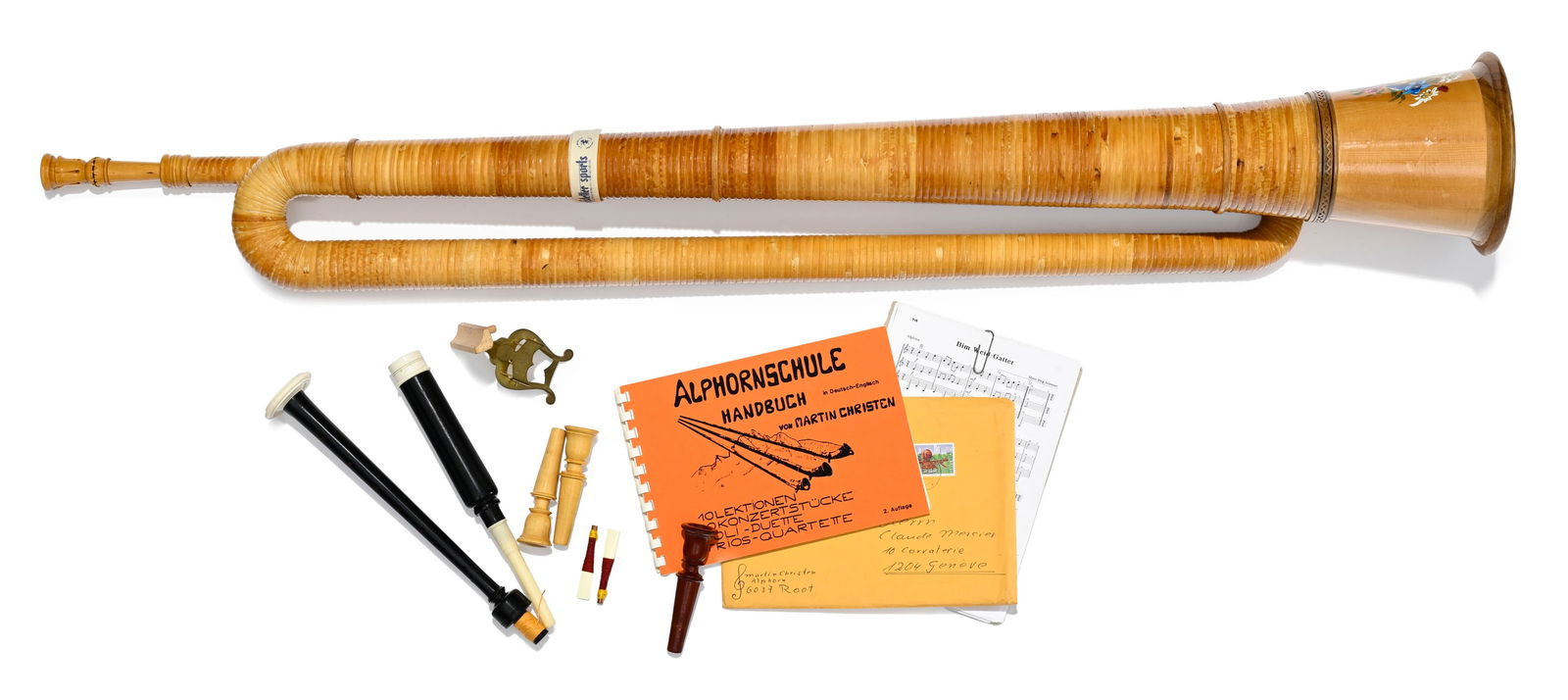 Büchel, trompette naturelle de Suisse centrale, par E. Schüpbach à Eggiwil, en bois e: Büchel, trompette naturelle de Suisse centrale, par E. Schüpbach à Eggiwil, en bois et osier, avec divers embouts, partitions et housse de transport, long. 101,5 cm 