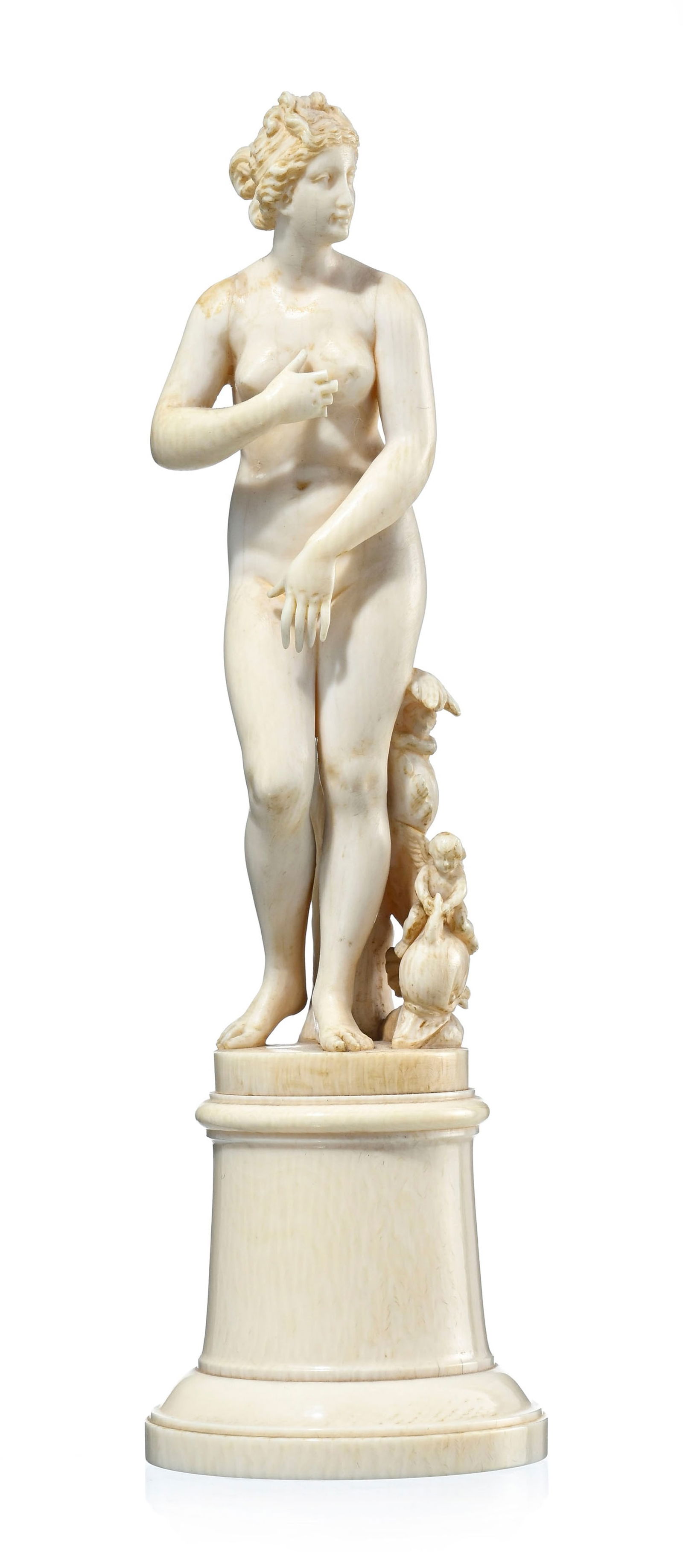 Vénus au bain, statuette en ivoire sculpté, fin XIXe s., h. 20,7 cm (totale) Veuillez no (1 of 3)