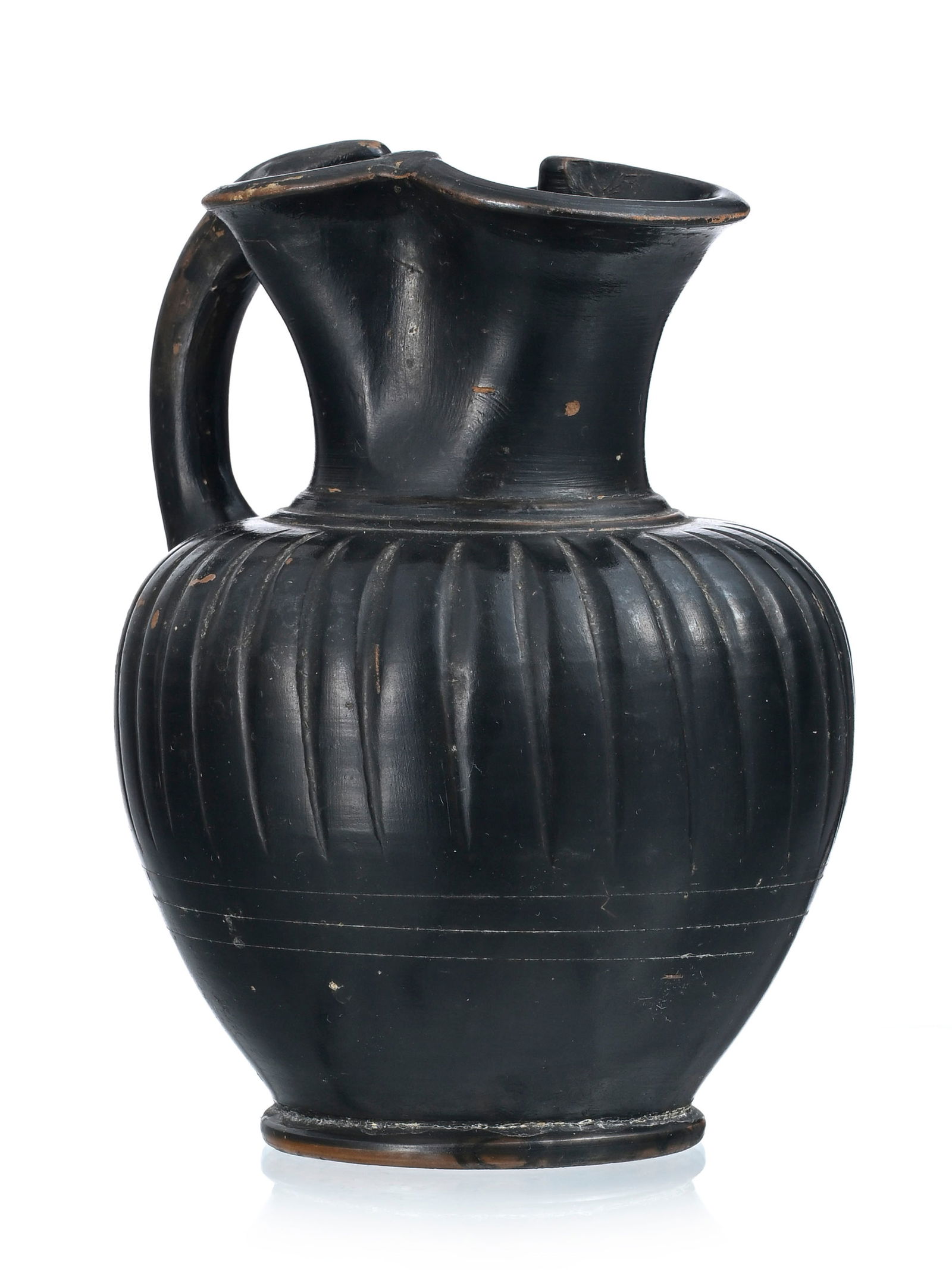 Œnochoé en terre cuite à vernis noir, Campanie, circa 400 av. J.-C., col trilobé: Œnochoé en terre cuite à vernis noir, Campanie, circa 400 av. J.-C., col trilobé et panse godronnée, h. 16 cm Provenance : certificat de la Galerie Numisart (Roland Michel)