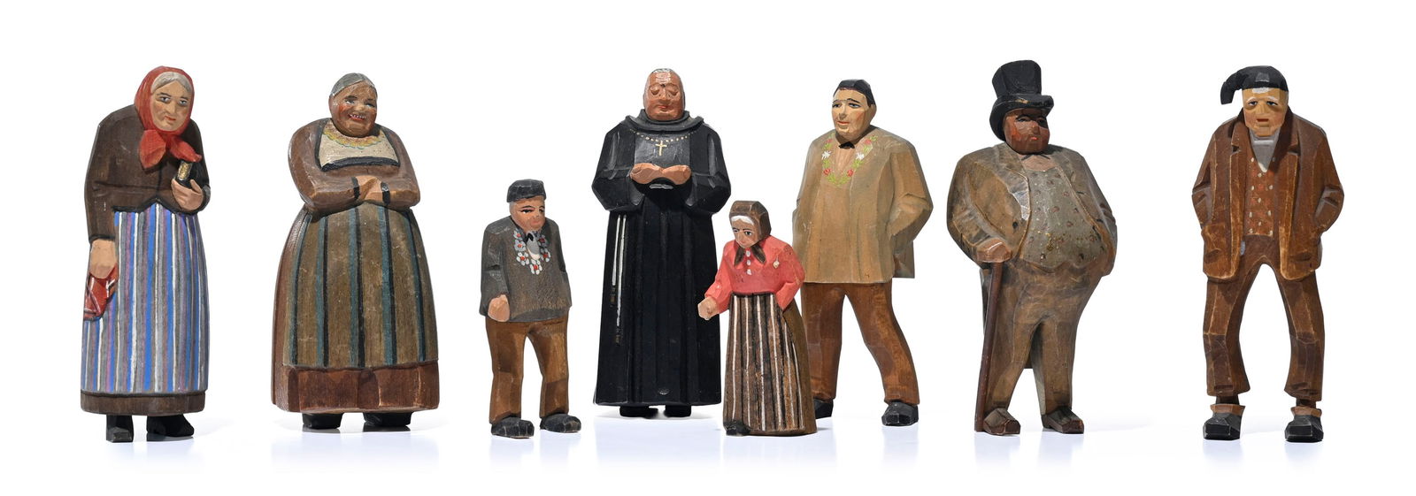 "Suisse traditionnelle", 8 personnages (6+2) en bois sculpté et peint, début XXe s., h. 8,: "Suisse traditionnelle", 8 personnages (6+2) en bois sculpté et peint, début XXe s., h. 8,8 à 13,6 cm 