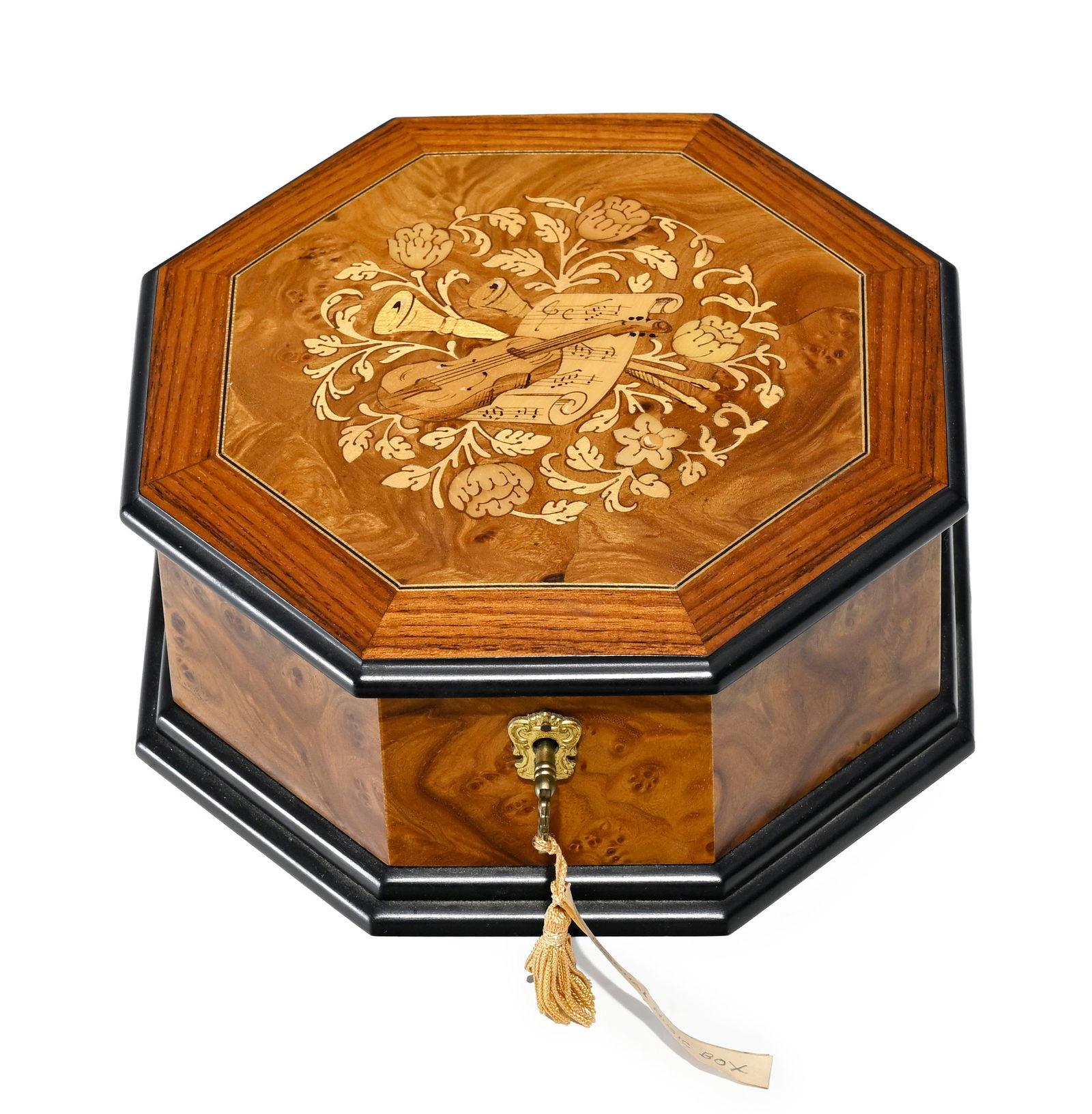 Coffret à bijoux musical, par Cuendet Switzerland, de forme octogonal en placage de loupe, auto: Coffret à bijoux musical, par Cuendet Switzerland, de forme octogonal en placage de loupe, automate à 2 airs (Beethoven et Brahms), couvercle décoré d'attributs de musique,