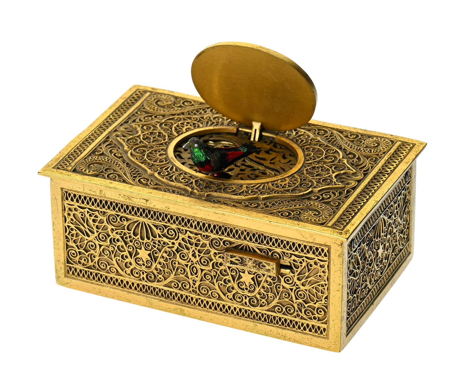 Boîte à oiseau chanteur en métal doré à motifs filigranés, l'oiseau au: Boîte à oiseau chanteur en métal doré à motifs filigranés, l'oiseau au plumage irisé rouge, vert et noir, 10.5x6.7x4.3 cm ConditionRayures et piqûres au