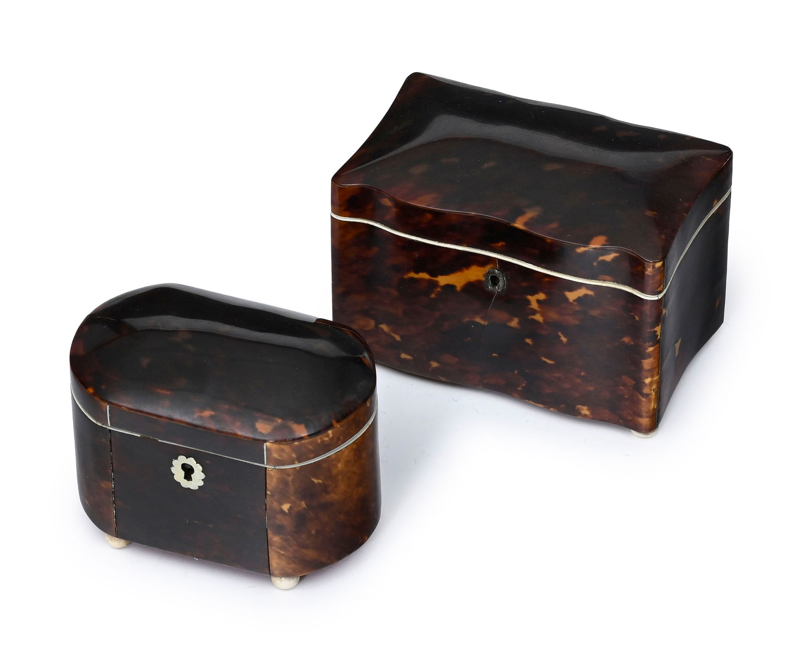 2 boîtes à thé en placage d'écaille, Angleterre début XIXe s., pieds et bor: 2 boîtes à thé en placage d'écaille, Angleterre début XIXe s., pieds et bords en ivoire, l'une ovale avec 1 compartiment, l'autre en forme de coffret avec 2 compartiments
