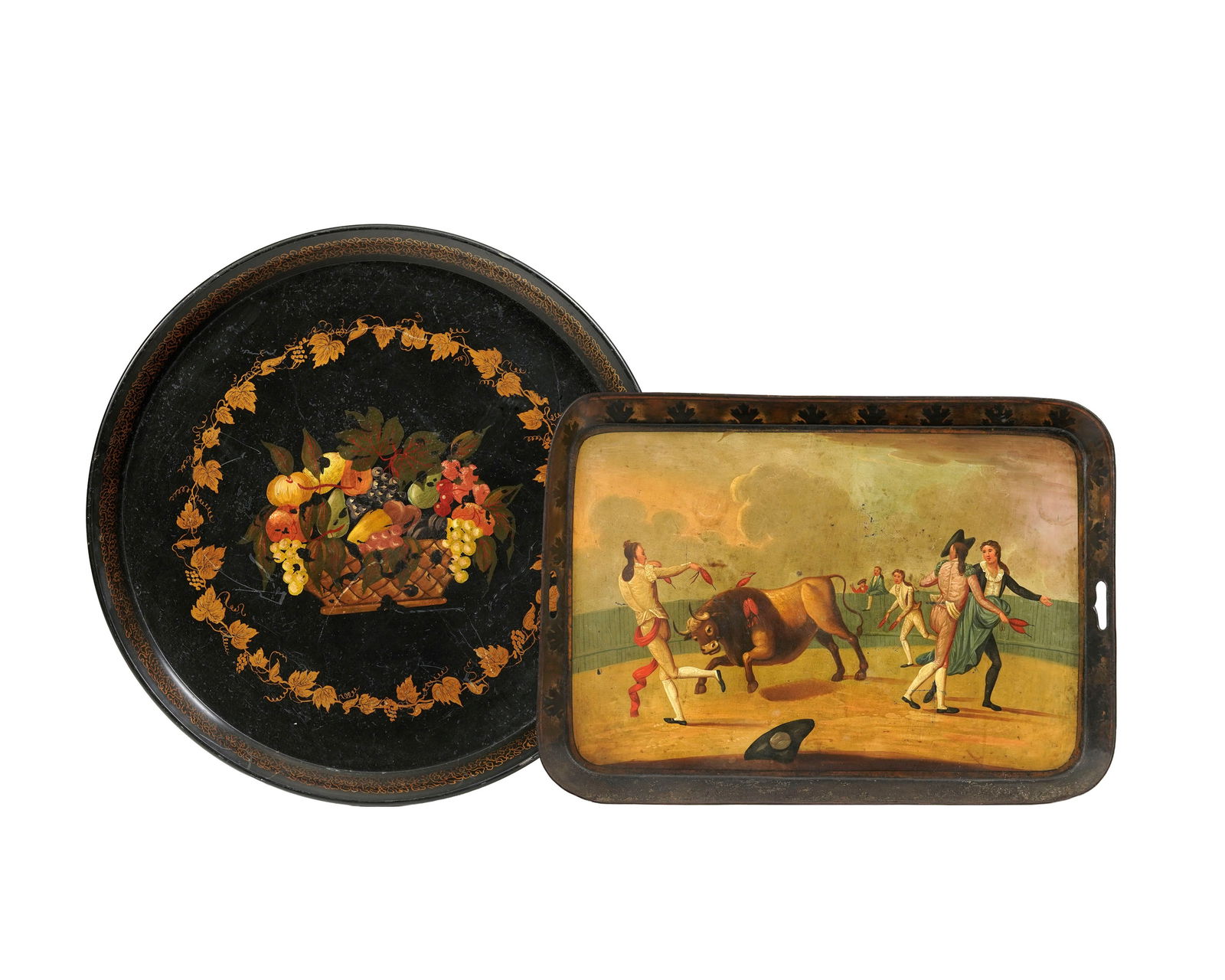 2 plateaux, début XXe s., en tôle peinte, l'un de forme rectangulaire à décor d': 2 plateaux, début XXe s., en tôle peinte, l'un de forme rectangulaire à décor d'une scène de tauromachie, le second circulaire à décor d'un panier de fruits et