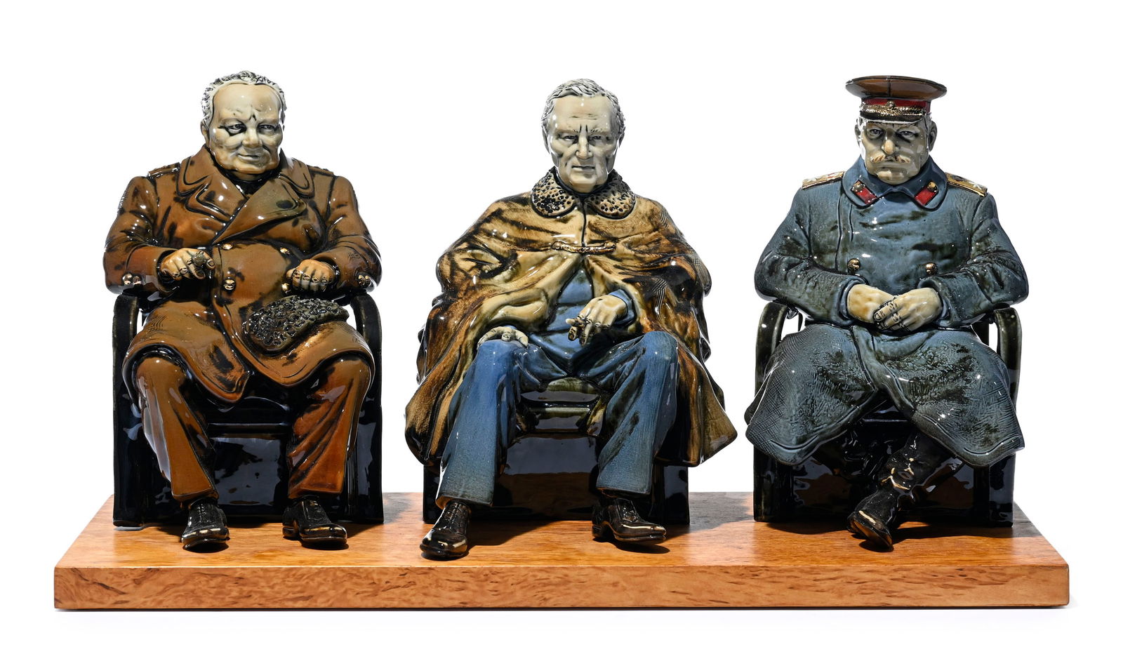 Conférence de Yalta, groupe en faïence peinte et vernissée, fin XXe s., sur planche e: Conférence de Yalta, groupe en faïence peinte et vernissée, fin XXe s., sur planche en loupe de thuya, h. 25 cm, larg. 38,2 cm, prof. 21,1 cm 