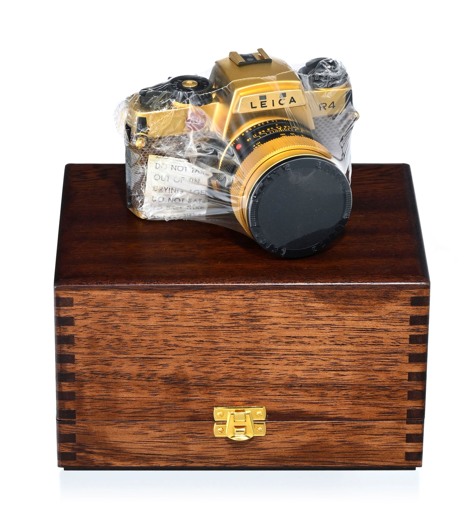 Appareil photographique Leica R4, série limitée de luxe, par Leitz Portugal, 1984, objecti: Appareil photographique Leica R4, série limitée de luxe, par Leitz Portugal, 1984, objectif _Summilux-R_1:1/50 mm. Boîtier et objectif plaqués d'or 24 carats, boîtier gain