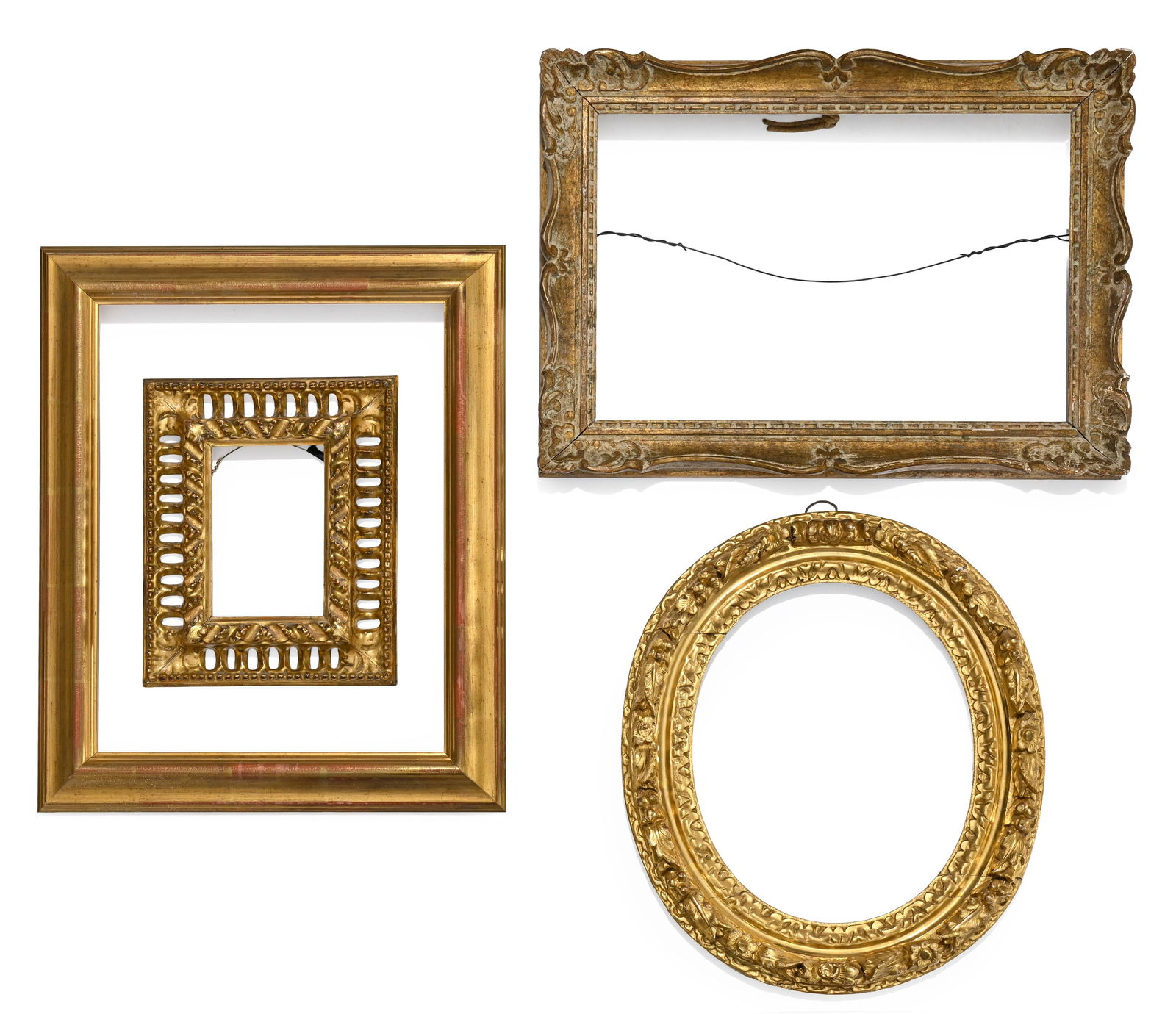 Ensemble de 4 cadres, XIX-XXe s., en bois sculpté et doré, 48x39 cm, 49x36 cm, 41x36 cm, 2: Ensemble de 4 cadres, XIX-XXe s., en bois sculpté et doré, 48x39 cm, 49x36 cm, 41x36 cm, 27x22 cm Condition dimensions internes: 37,5x28,5 cm, 39,5x25,7 cm, 14,2x9,3 cm