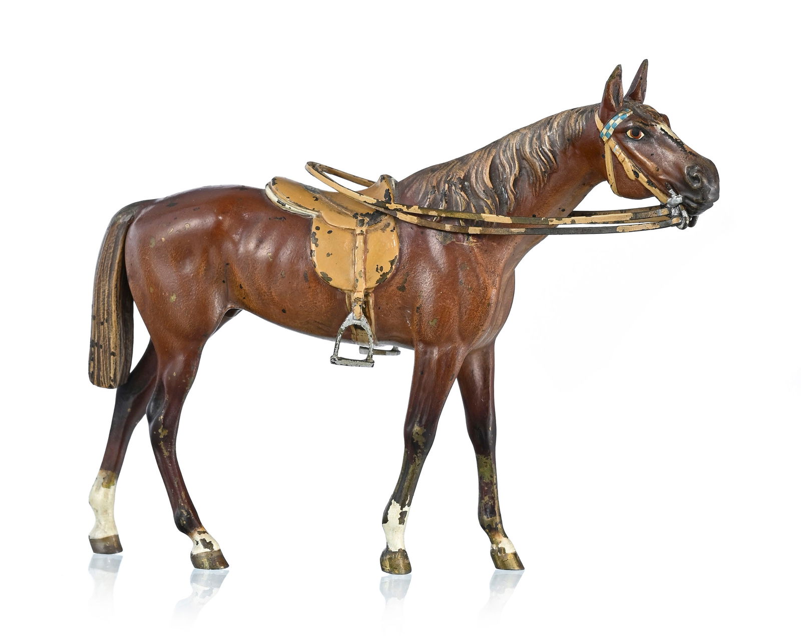Cheval de course, bronze de Vienne peint à froid, probablement issus d'un groupe, long. 19 cm, : Cheval de course, bronze de Vienne peint à froid, probablement issus d'un groupe, long. 19 cm, h. 14,2 cm ConditionManques à la peinture. 