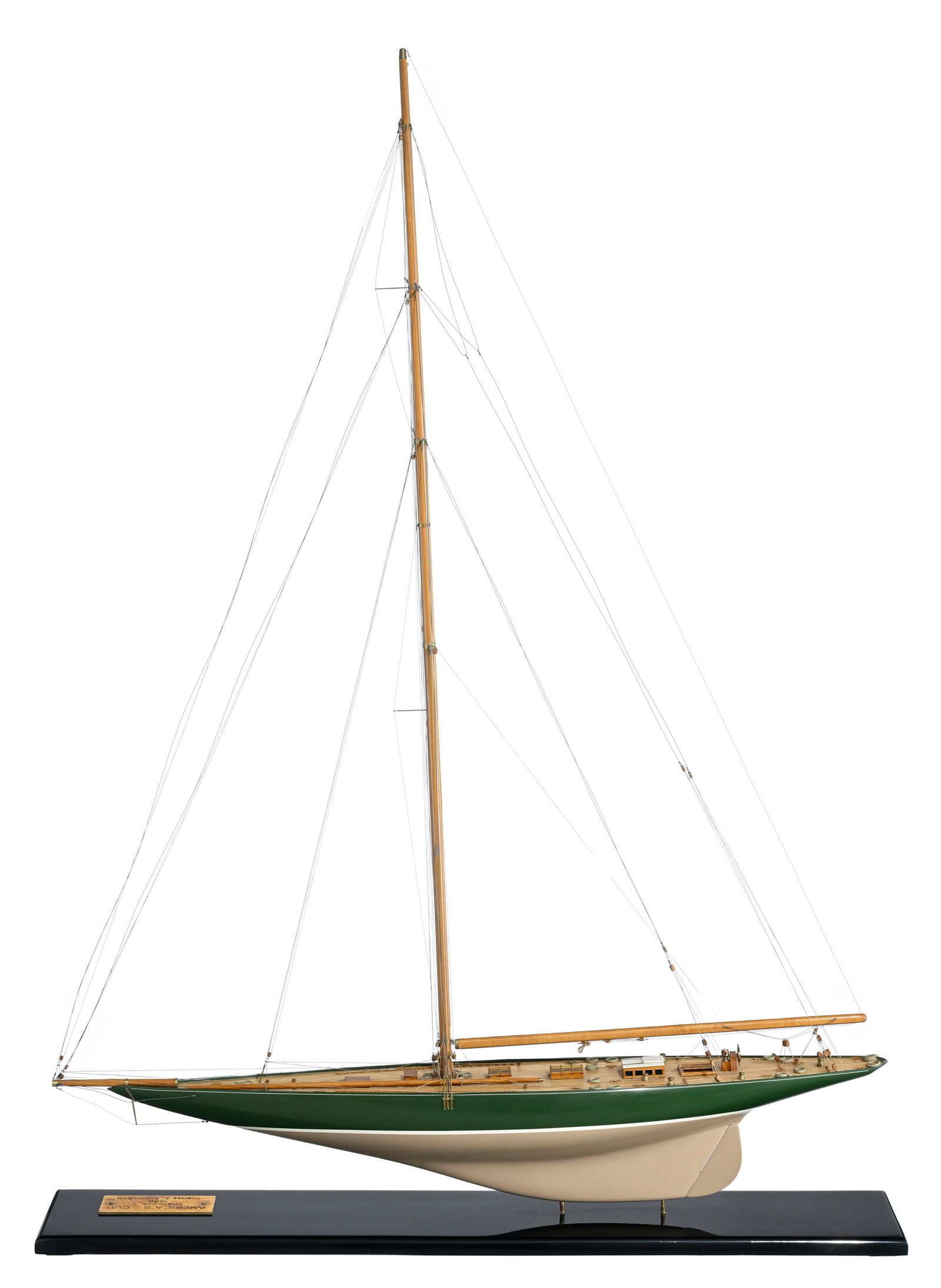 Shamrock V, modèle réduit du célèbre voilier de Classe J de 1930 conçu par : Shamrock V, modèle réduit du célèbre voilier de Classe J de 1930 conçu par Charles Ernest Nicholson pour sir Thomas Lipton, en bois, laque, et divers matériaux, long. 75