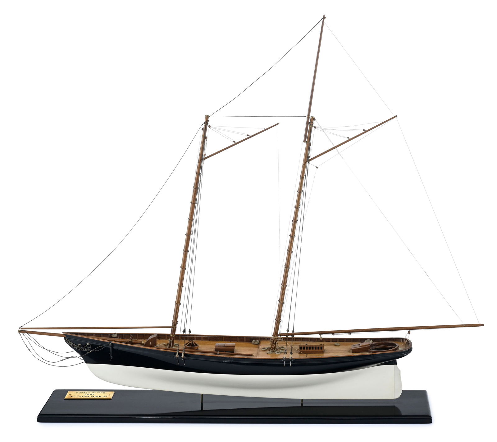America, modèle réduit de la goélette qui gagna la Coupe de l'America en 1851, con: America, modèle réduit de la goélette qui gagna la Coupe de l'America en 1851, conçue par Georges Steers (1820-1856), bois, bois laqué et divers matériaux, long. 98 cm, h