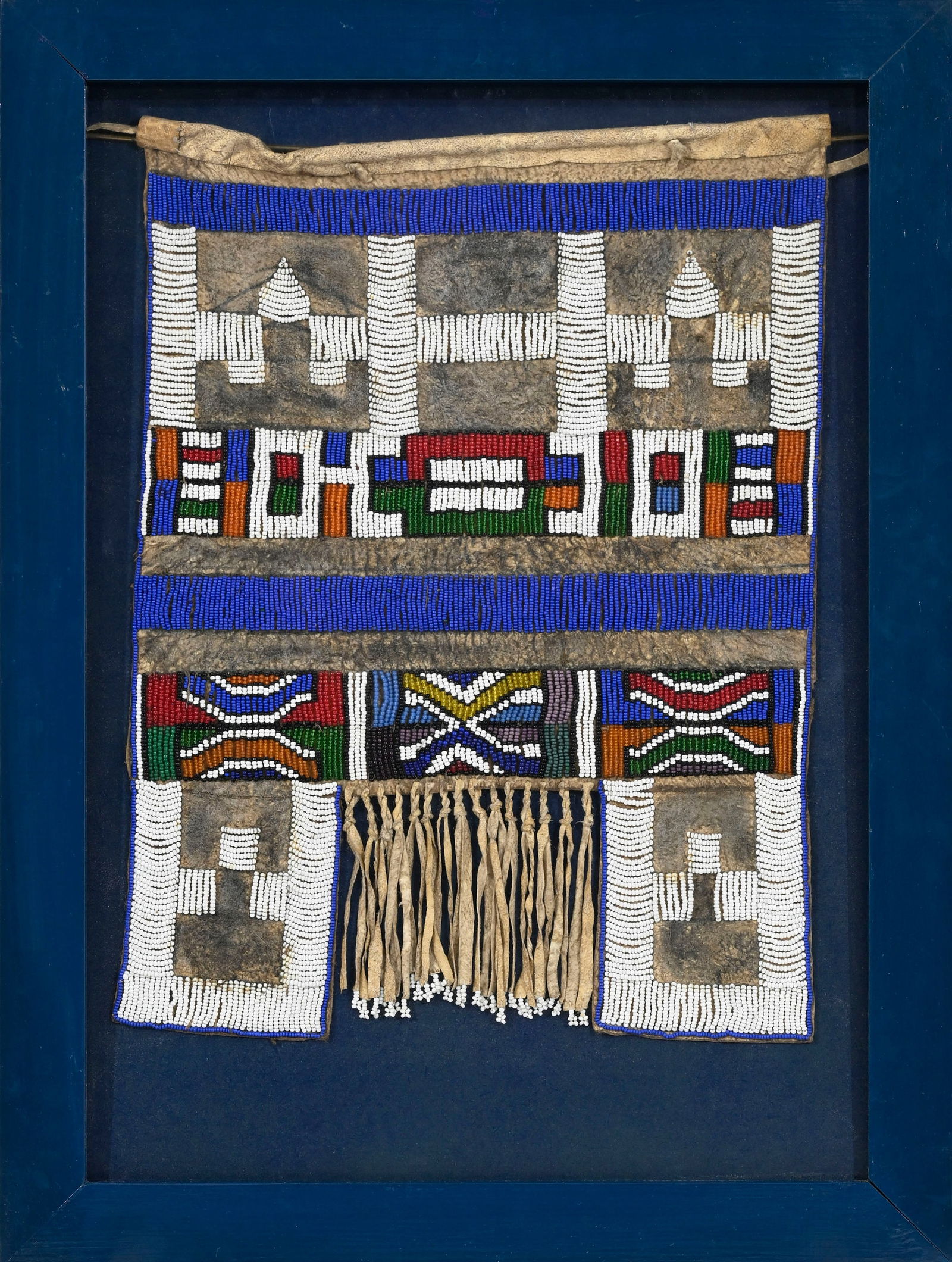 Tablier de jeune mariée Mapoto Ndebele, peau de chèvre et perles polychromes, Afrique du S: Tablier de jeune mariée Mapoto Ndebele, peau de chèvre et perles polychromes, Afrique du Sud, 51x39 cm (à vue) 
