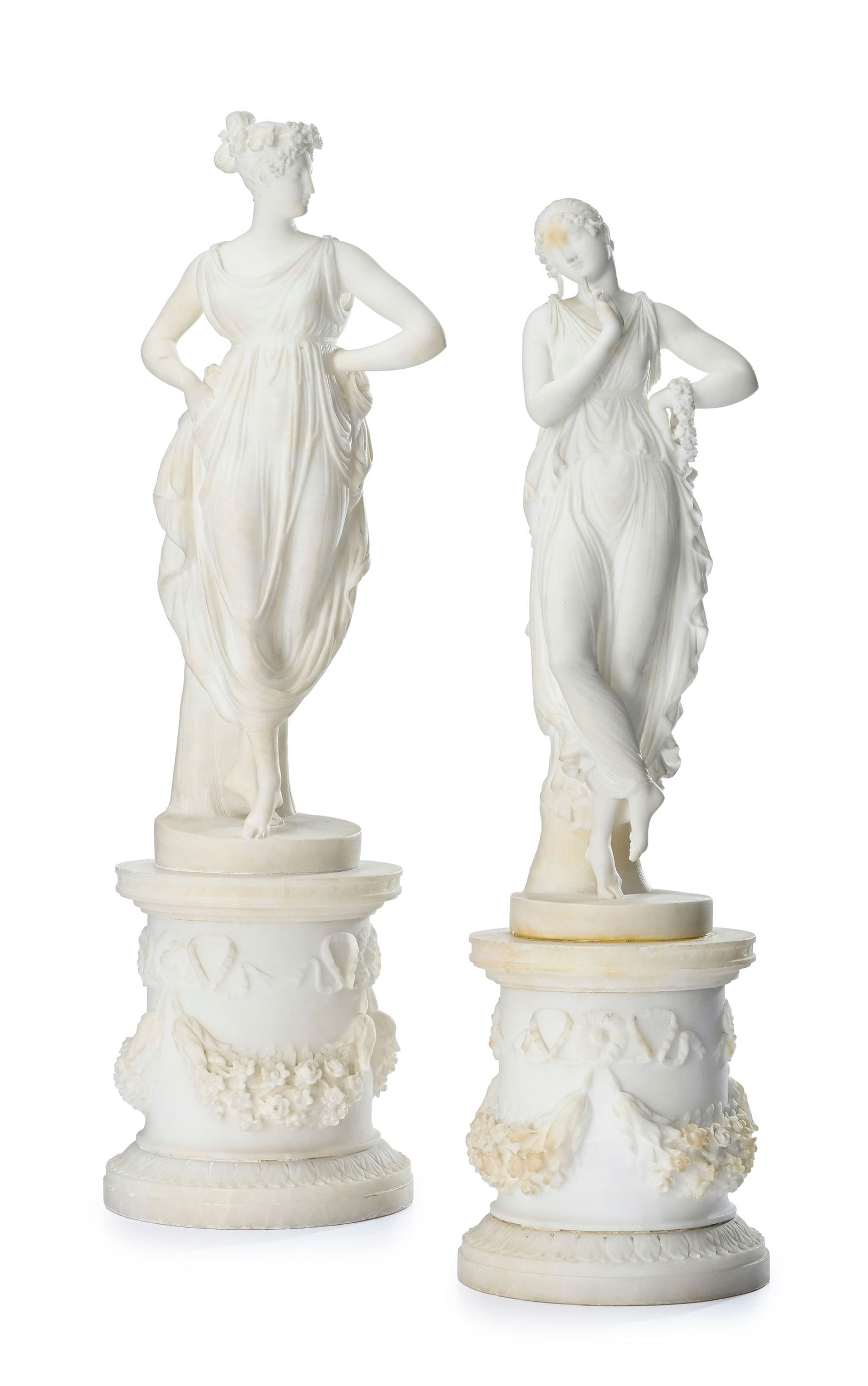 Nymphes, paire de sculptures néoclassiques en albâtre ou en marbre cristallin recompos: Nymphes, paire de sculptures néoclassiques en albâtre ou en marbre cristallin recomposé, h. 53,4 et 54 cm Condition3 doigts partiellement cassés sur une main de celle qui croise